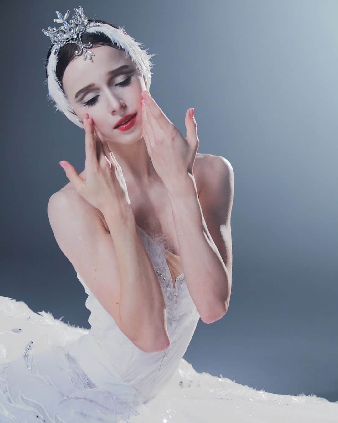 マリア・コーレワのインスタグラム：「Odette’s story 🦢 I’ve been waiting to share these special pictures by @jenya_voronova and today’s a good day to do that because tomorrow’s our show of “Swan Lake” at the Mariinsky ✨ Toi toi toi everyone!!!  Makeup by @olgapetrova hair by @krasnolobova and gorgeous tiara by @svkorban 🤍  История Одетты 🦢 Ждала, чтобы поделиться с вами этими особенными для меня кадрами Жени @jenya_voronova и сегодня как раз хороший день для этого, потому что завтра мы танцуем «Лебединое Озеро» в Мариинском ✨ Удачи всем артистам!!!  Макияж - @olgapetrova , волосы - @krasnolobova , прекрасная тиара - @svkorban 🤍」