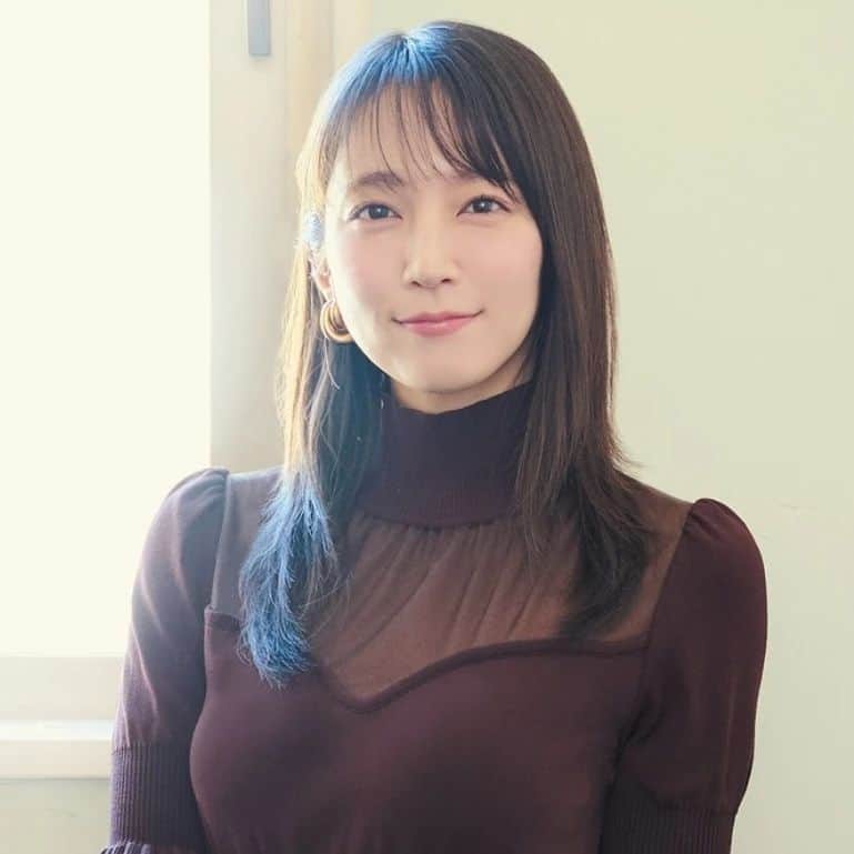 のインスタグラム：「里帆ちゃん、りほらーの皆様今日も１日お疲れ様でした！(*´ー｀*)  里帆ちゃん沢山ストーリー更新してくれるから嬉しいですね(///ω///)♪  里帆ちゃん可愛いとゆー表現が失礼になるんやないかてくらい  美貌(///ω///)♪  美しすぎる❤️❤️  そして美しいだけではないとゆーのが  唯一無二の俳優さん  #吉岡里帆ちゃん なのです(σ*´∀｀)  #吉岡里帆#吉岡里帆かわいすぎ」