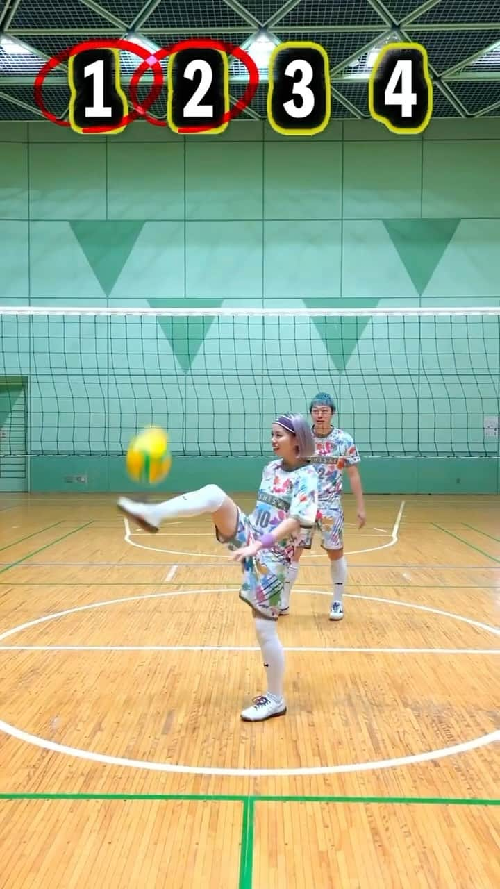 ヘルニア国物語のインスタグラム：「あしざるFCさんに足でトス上げてもらいました⚽️×🏐 . 世界で1番「バレーボール」を楽しんでる集団 The group that enjoys "volleyball" the most in the world.  ヘルニア国物語のフォローお願いします！ Follow👉 @heruniakokumonogatari   バレーをやった事がない人でも楽しめるバレー動画を毎日YouTube、Instagram、TikTokで配信中🔥ヘルニア国物語を見てバレーボールを始める人を100,000万人増やしたい‼️「ヘル国見てバレーボール始めました！」っていうコメントを100,000万人分集めて動画にするのが夢です✨  We are distributing daily volleyball videos on YouTube, Instagram, and TikTok that even people who have never played volleyball can enjoy 🔥We want to increase the number of people who start playing volleyball after watching Tales from HERNIA story by 100,000 people ‼️"I started playing volleyball after watching HERNIA story!" My dream is to collect 100,000 comments saying ✨ and make it into a video.  #ヘル国　 #ヘルニア国物語　 #HERNIAKOKUMONOGATARI  #バレー　 #バレー部　 #バレーボール　 #バレーボールYouTuber  #ハイキュー　 #ハイキュー好きな人と繋がりたい　 #volleyball  #volleyballprayer  #volleyballgirls  #volleyballislife  #volleyballYouTuber  #YouTube  #YouTuber  #スポンサー募集  【オフィシャルスポンサー】 T.si. 様 SHIMPEI様 株式会社Growith様 @growithapp FUJISAN様」