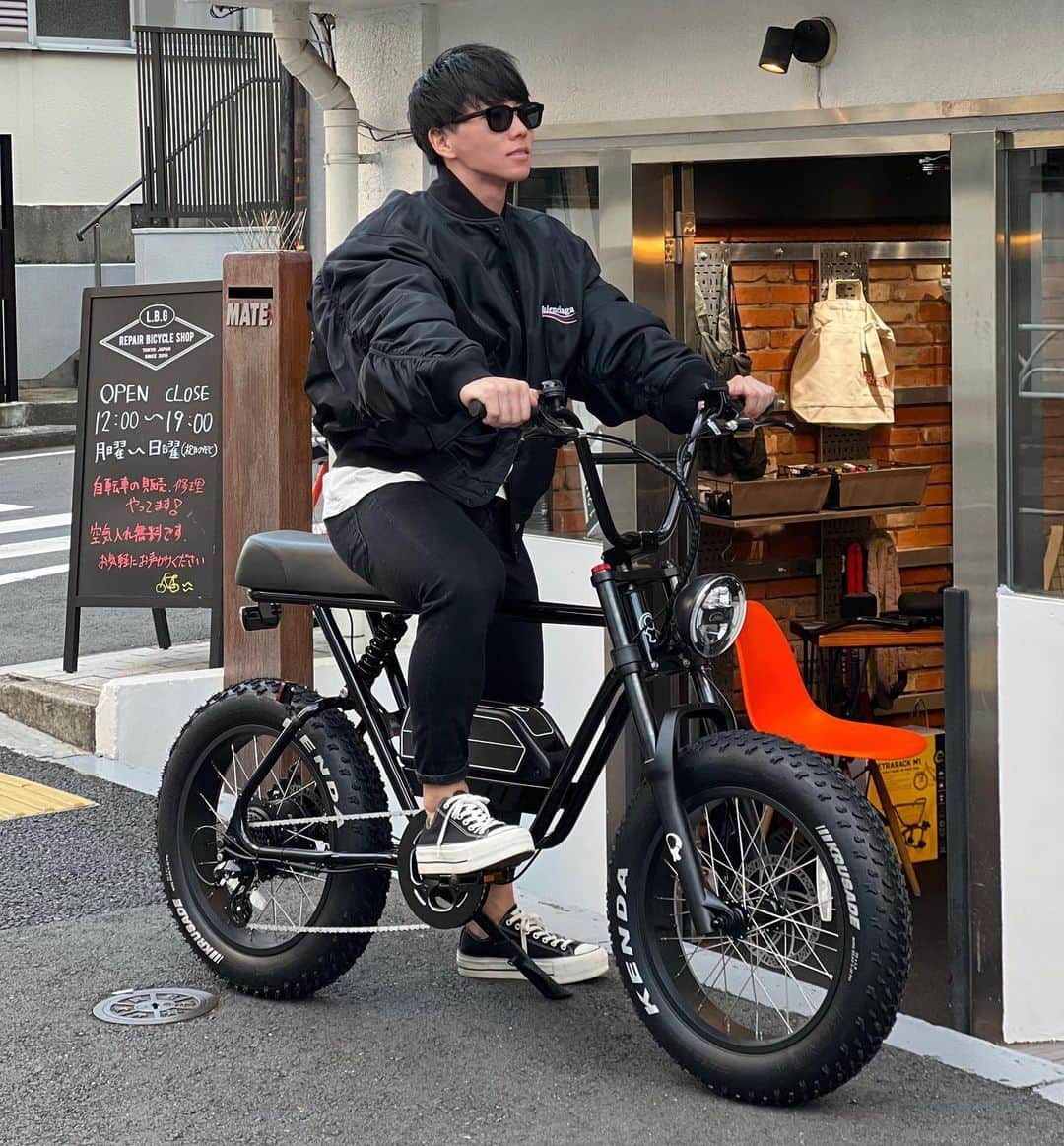 横川尚隆さんのインスタグラム写真 - (横川尚隆Instagram)「めっちゃほしかったOX BIKE手に入れた🥹 めっちゃかっこいいしめっちゃ楽だし最高すぎる 免許ない俺からしたらバイクにのってる気分になれて楽しい嬉しい🥹 何県にでもいける気がする！行きたいとこ全部いける！ お値段ちょっとするけど買ってよかった🥺 ⁡ #横川くんの筋肉ちゃんねる#THEBUILD#bodybuilding#ボディビル#training#workout #トレーニング#ワークアウト#筋トレ#fitness#フィットネス#筋肉 #腹筋#physique#フィジーク」11月16日 20時58分 - yokokawa_naotaka