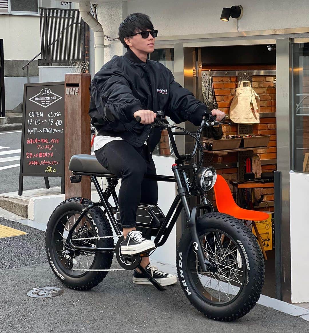 横川尚隆のインスタグラム：「めっちゃほしかったOX BIKE手に入れた🥹 めっちゃかっこいいしめっちゃ楽だし最高すぎる 免許ない俺からしたらバイクにのってる気分になれて楽しい嬉しい🥹 何県にでもいける気がする！行きたいとこ全部いける！ お値段ちょっとするけど買ってよかった🥺 ⁡ #横川くんの筋肉ちゃんねる#THEBUILD#bodybuilding#ボディビル#training#workout #トレーニング#ワークアウト#筋トレ#fitness#フィットネス#筋肉 #腹筋#physique#フィジーク」