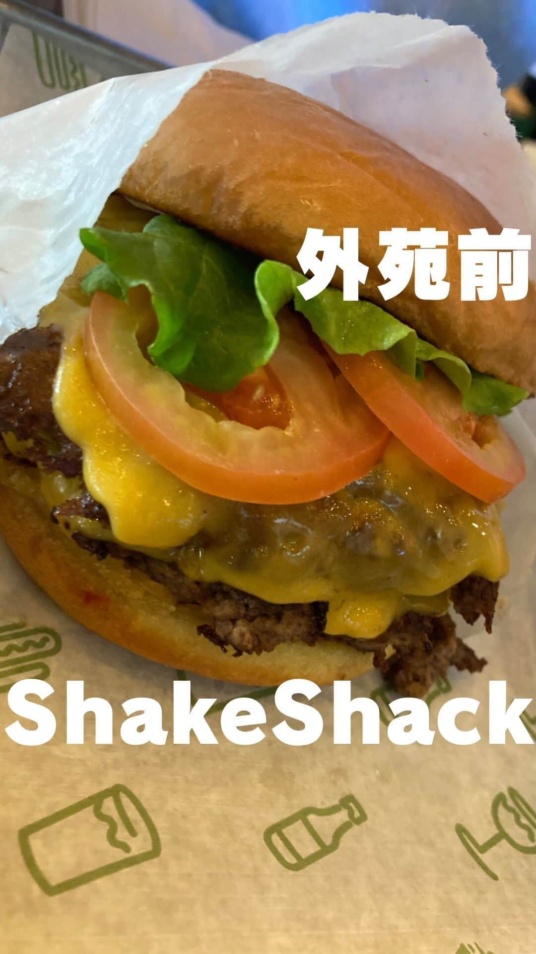 山田優依のインスタグラム：「Shake Shack in Gaienmae  【シェイクシャック】 📍外苑前駅/ハンバーガー  いつも休日ランチは行列になっている、 シェイクシャックの外苑いちょう並木店へ  丁度10年前、ニューヨークで初めて食べてから 想像以上に美味しくて感激して、日本上陸しても 絶対本場でしか食べない！とか思ってたけど 全然まあまあ食べに行っちゃうハンバーガー☺️  ホルモン剤フリーのビーフ100%のパティに、 バンズもしっとりふわっとしてて美味しいけど いつも男性は物足りないだろうなあと思うサイズ☺️  サイドをつけるなら、ナゲットというより唐揚げに近い 食べ応えのあるジューシーなチキンバイツ、チーズを付けたチーズフライがオススメです🍟  デザートは、"フローズンカスタード"という メニューのアイスクリームがあって、このチョコレート がクリーミーで本当に美味しい😍  【シェイクシャック】 📍外苑前駅より徒歩5分 ⏰ 11:00-21:00  ●シャックバーガー　¥979 ●チーズフライ　¥506 ●チキンバイツ　¥715 ●フローズンカスタード(アイス) ¥517  #japanesegirlspic #tokyogourmet  #外苑前カフェ　#外苑前ランチ #グルメな人とつながりたい #シェイクシャック　#ハンバーガー好きな人と繋がりたい #食べるのが好きな人と繋がりたい　#外苑前グルメ　#グルメ好きと繋がりたい #港区グルメ#ハンバーガー好きと繋がりたい #青山グルメ #外苑前いちょう並木」