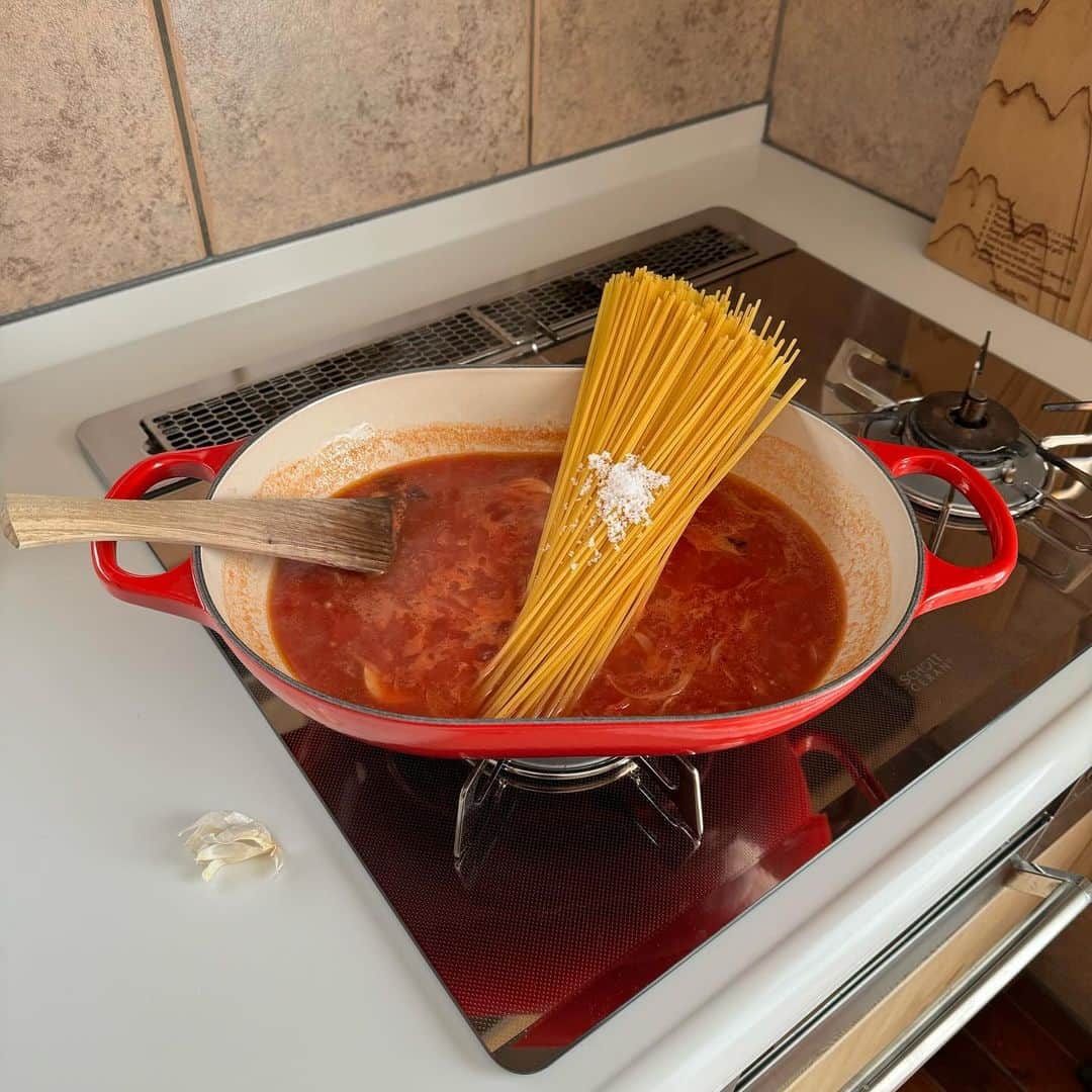 Tesshiさんのインスタグラム写真 - (TesshiInstagram)「お鍋ひとつでシンプルトマトソーススパゲッティwithソーセージ(ちょっと和風) One pot Japanese tomato sauce spaghetti with sausages #yummy #homemade #healthy #pasta #spaghetti #tomatosauce #sausage #onepotmeal #おいしい #パスタ #スパゲッティ #トマトソース #ワンパンレシピ #マカロニメイト #フーディーテーブル #手作り  酒しょうゆ砂糖で万人受け🎌 2人分→オリーブオイル大2、にんにく1かけ、お好みで赤唐辛子1本、玉ねぎ1/2個、酒大2、トマト缶1缶400g、水1缶分、しょうゆ大1、砂糖大1、麺200g、塩小1/2〜1、バターひとかけら、粉チーズやパルミジャーノ•レッジャーノ、塩胡椒、ソーセージなど Serves 2… 2 tbsp olive oil, 1 clove garlic, 1 chili, 1/2 onion, 2 tbsp sake, 1 canned tomatoes 400g, 1 can’s worth of water, 1 tbsp soy sauce, 1 tbsp sugar, 200g spaghetti, 1/2~1 tsp salt, butter, Parmigiano Reggiano, salt, pepper… and sausages…  パスタが続いてしまいました🙏」11月16日 21時00分 - tmytsm