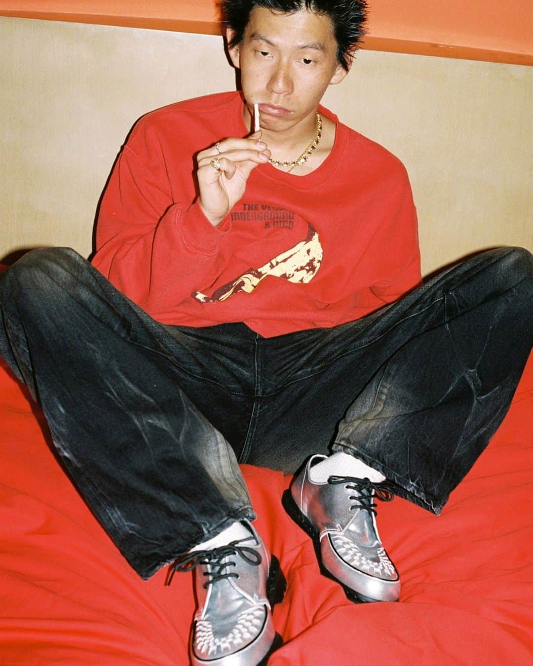 ドクターマーチンのインスタグラム：「DM's x SUPREME | We’ve worked with the US streetwear label on a rework of our subcultural favourite Ramsey creeper. Rediscover the silhouette when the collaboration lands 17th November in the US and Europe. Sign up via the link in bio.」