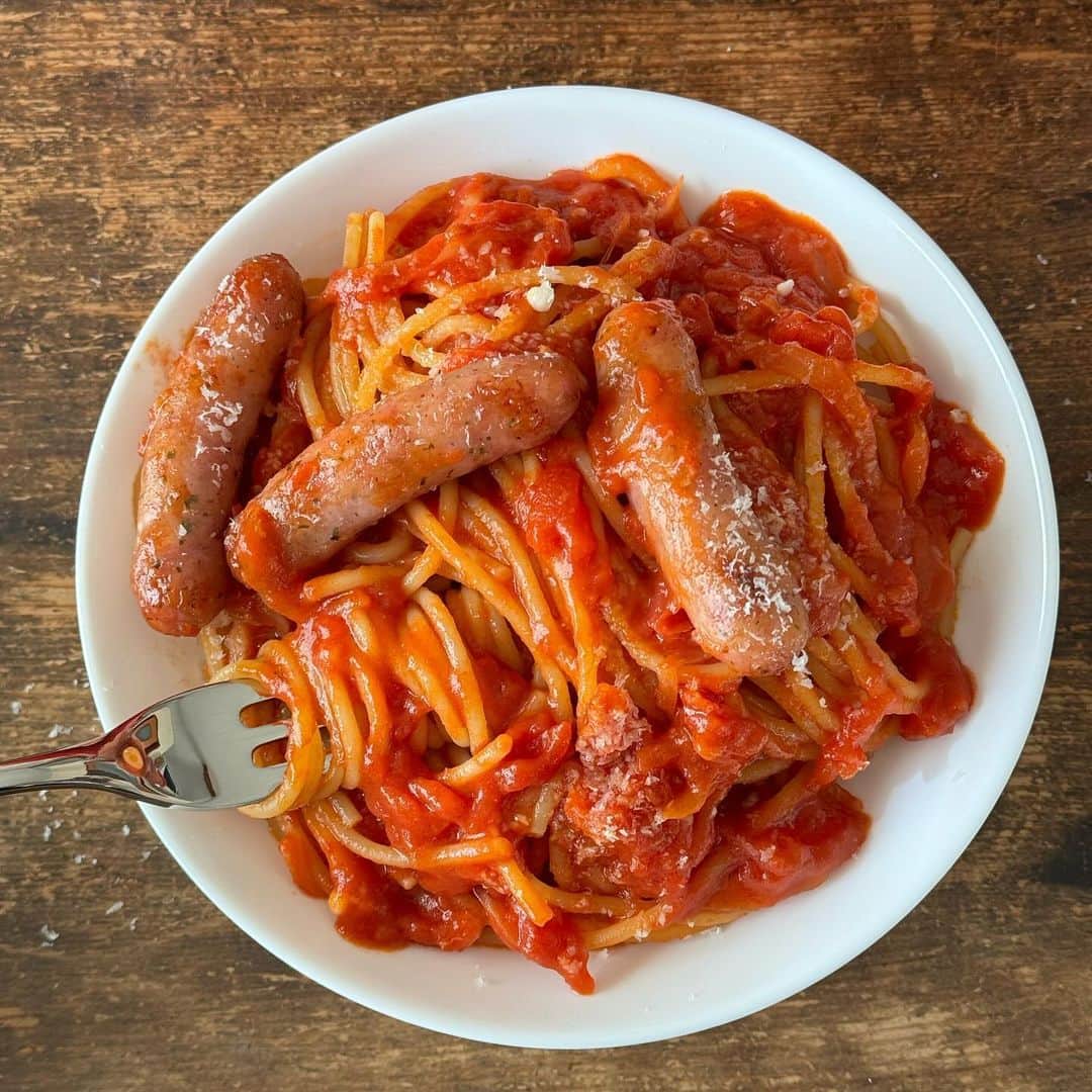 Tesshiのインスタグラム：「お鍋ひとつでシンプルトマトソーススパゲッティwithソーセージ(ちょっと和風) One pot Japanese tomato sauce spaghetti with sausages #yummy #homemade #healthy #pasta #spaghetti #tomatosauce #sausage #onepotmeal #おいしい #パスタ #スパゲッティ #トマトソース #ワンパンレシピ #マカロニメイト #フーディーテーブル #手作り  酒しょうゆ砂糖で万人受け🎌 2人分→オリーブオイル大2、にんにく1かけ、お好みで赤唐辛子1本、玉ねぎ1/2個、酒大2、トマト缶1缶400g、水1缶分、しょうゆ大1、砂糖大1、麺200g、塩小1/2〜1、バターひとかけら、粉チーズやパルミジャーノ•レッジャーノ、塩胡椒、ソーセージなど Serves 2… 2 tbsp olive oil, 1 clove garlic, 1 chili, 1/2 onion, 2 tbsp sake, 1 canned tomatoes 400g, 1 can’s worth of water, 1 tbsp soy sauce, 1 tbsp sugar, 200g spaghetti, 1/2~1 tsp salt, butter, Parmigiano Reggiano, salt, pepper… and sausages…  パスタが続いてしまいました🙏」