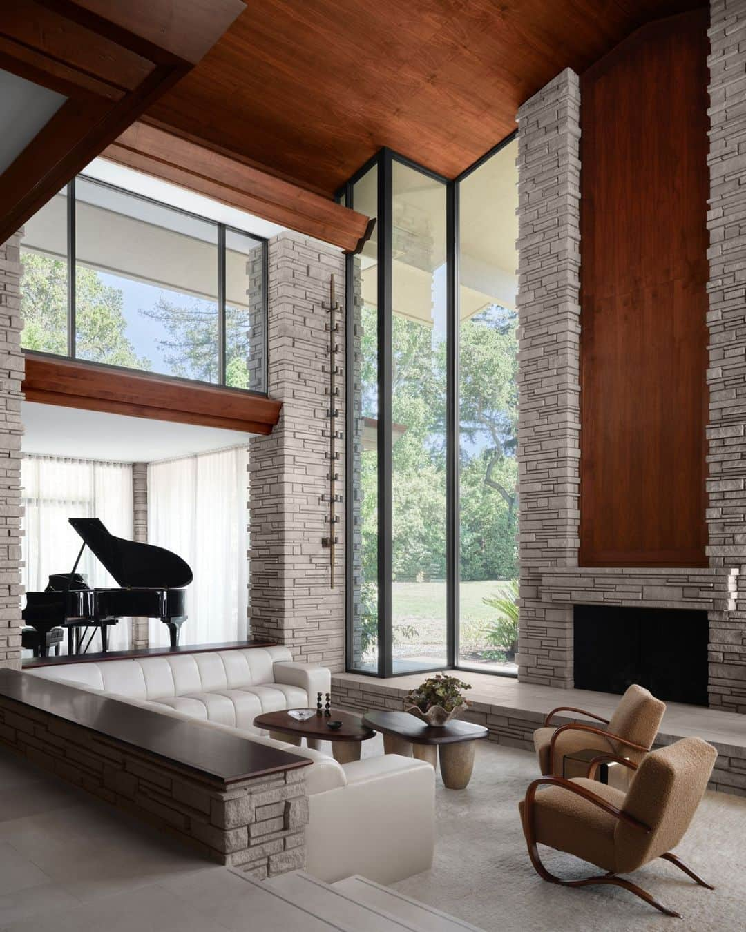 Wallpaperさんのインスタグラム写真 - (WallpaperInstagram)「This stunning double-height lounge is the centrepiece of Camino House, a newly refurbished wood-panelled 1960s home in San Francisco’s Silicon Valley. Originally commissioned by the Pritzker family and designed by Goodwin Steinberg, a student of Ludwig Mies van der Rohe, the house was recently renovated by @lindsaygerberinteriors.⁠ ⁠ Here, a monumental fireplace and custom-made sectional sofa are paired with @gregoriuspineo coffee tables, a Willy Guhl planter and lounge chairs by Jindrich Halabala for @thonet_official.⁠ ⁠ For more on this story, see the link in bio or Wallpaper’s December issue, on newsstands now.⁠ ⁠ 📸: @douglasfriedman⁠ 🖊: @shonquis⁠ ⁠ #wallpapermagazine #architecture #interiors #refurbishment #lindsaygerber #lindsaygerberinteriors #goodwinsteinberg #caminohouse #siliconvalley #californianarchitecture #woodpanelling #woodpaneling #stackedbrickwork #gregoriuspineo #willyguh #jindrichhalabala #thonet」11月16日 21時00分 - wallpapermag