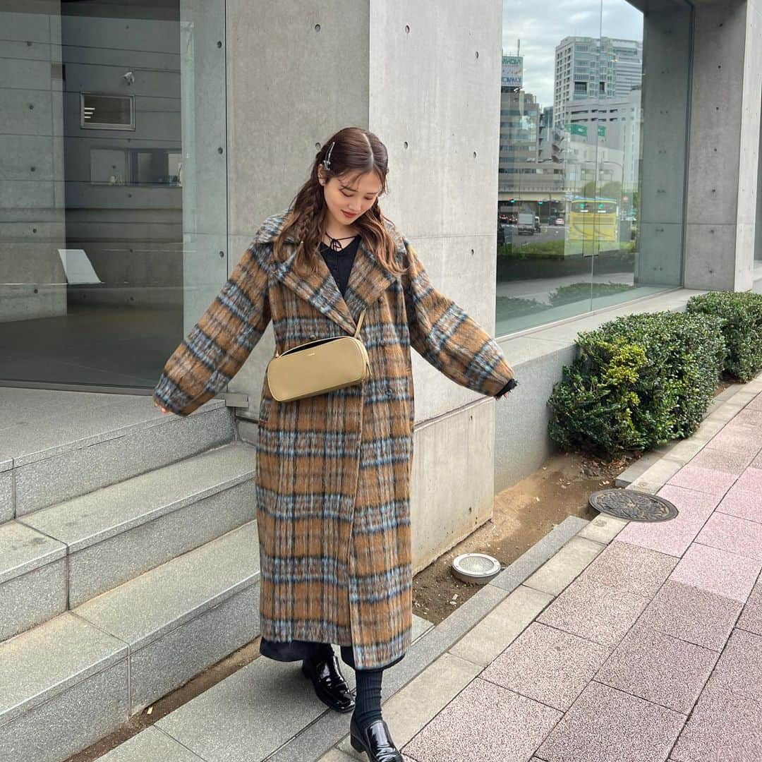 金光みり愛さんのインスタグラム写真 - (金光みり愛Instagram)「@priveve_priveve のTHE WOOL SHAGGY CHECK LONG COATがオンラインにて発売されました🧡🧡 (ニットカーディガンも発売されたけどそれは次の投稿で書くね💐)  みんなから大好評のアウター、もうPOPUPでも先行発売でもたくさんの方にご購入いただき、残りわずかとなってます😌🙇🏼‍♀️🤝🏻  Privèveでは2年ぶりとなる冬アウター❄️ずっと温めてた自信作がやっと皆さんの手に届くのが本当にうれしい🥰 ウール混でとっても暖かいのでこの冬ぜひ活用してね☃️  (即納商品なのですぐにお届けできます🤍)  推しカラーいつも聞かれるけど、なんだかんだ1番着てるのは写真のブラウンかな🧸🤎 中にどんな色着ても合う🫶🏻  是非早めに @priveve_priveve でチェックしてね✨」11月16日 21時00分 - milliah_kanemitsu