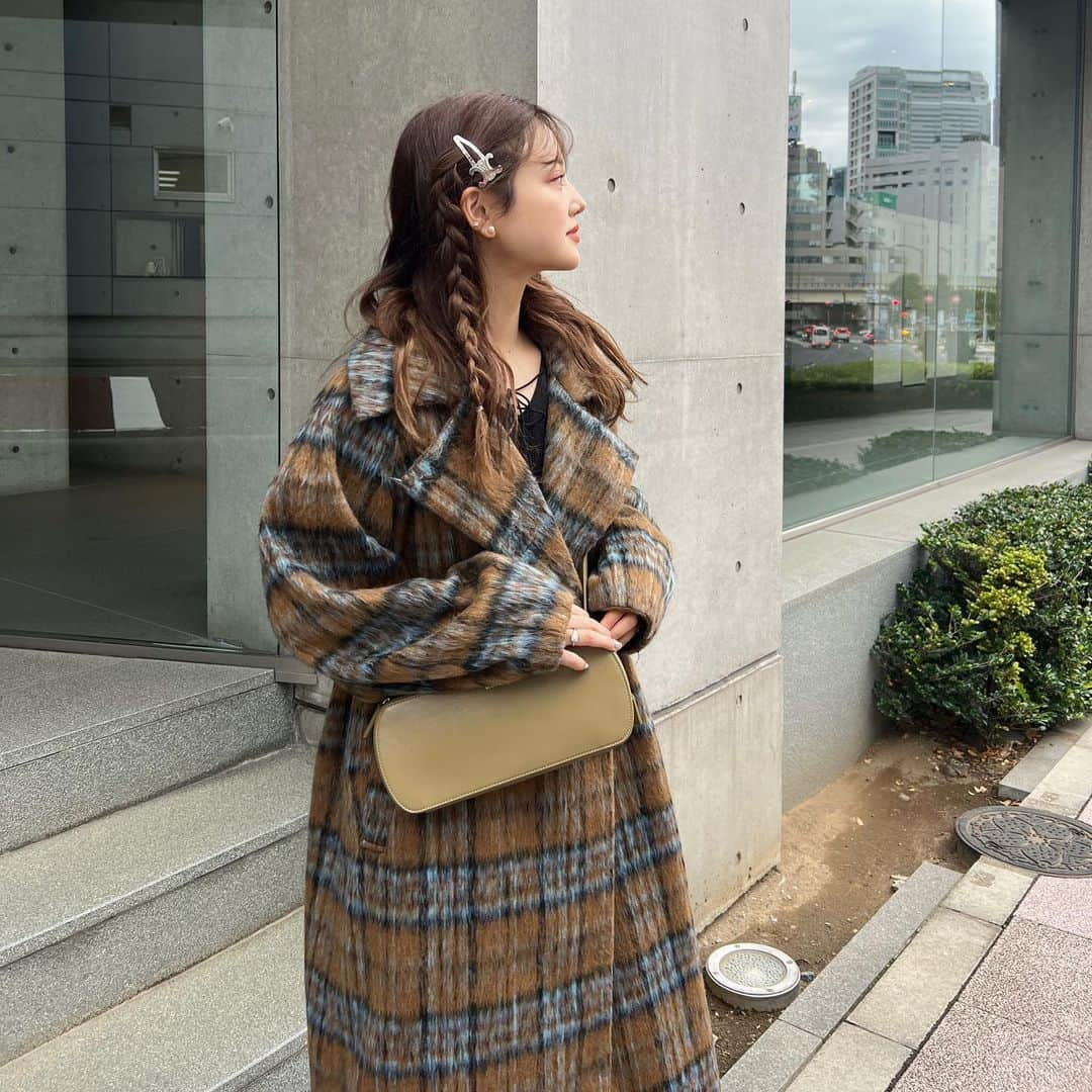 金光みり愛さんのインスタグラム写真 - (金光みり愛Instagram)「@priveve_priveve のTHE WOOL SHAGGY CHECK LONG COATがオンラインにて発売されました🧡🧡 (ニットカーディガンも発売されたけどそれは次の投稿で書くね💐)  みんなから大好評のアウター、もうPOPUPでも先行発売でもたくさんの方にご購入いただき、残りわずかとなってます😌🙇🏼‍♀️🤝🏻  Privèveでは2年ぶりとなる冬アウター❄️ずっと温めてた自信作がやっと皆さんの手に届くのが本当にうれしい🥰 ウール混でとっても暖かいのでこの冬ぜひ活用してね☃️  (即納商品なのですぐにお届けできます🤍)  推しカラーいつも聞かれるけど、なんだかんだ1番着てるのは写真のブラウンかな🧸🤎 中にどんな色着ても合う🫶🏻  是非早めに @priveve_priveve でチェックしてね✨」11月16日 21時00分 - milliah_kanemitsu