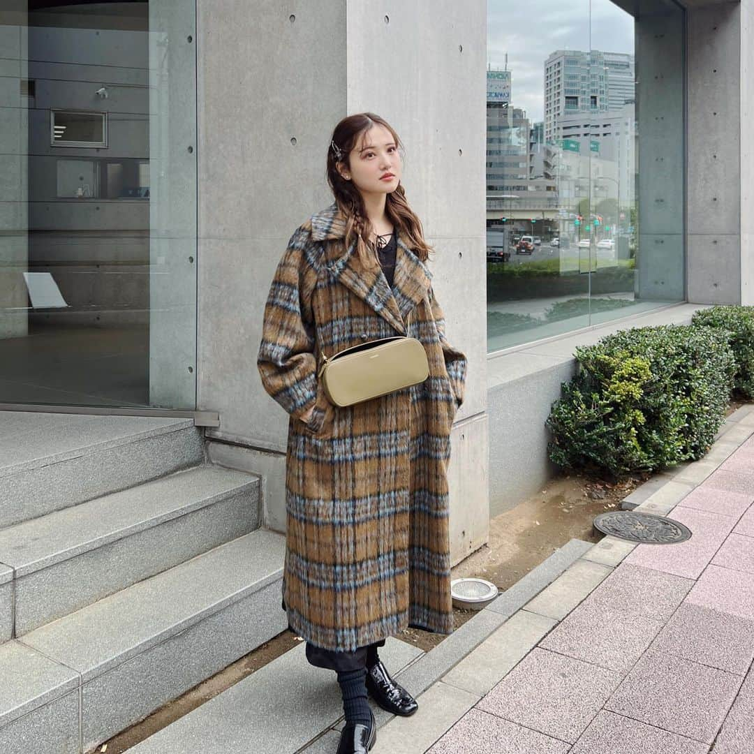 金光みり愛さんのインスタグラム写真 - (金光みり愛Instagram)「@priveve_priveve のTHE WOOL SHAGGY CHECK LONG COATがオンラインにて発売されました🧡🧡 (ニットカーディガンも発売されたけどそれは次の投稿で書くね💐)  みんなから大好評のアウター、もうPOPUPでも先行発売でもたくさんの方にご購入いただき、残りわずかとなってます😌🙇🏼‍♀️🤝🏻  Privèveでは2年ぶりとなる冬アウター❄️ずっと温めてた自信作がやっと皆さんの手に届くのが本当にうれしい🥰 ウール混でとっても暖かいのでこの冬ぜひ活用してね☃️  (即納商品なのですぐにお届けできます🤍)  推しカラーいつも聞かれるけど、なんだかんだ1番着てるのは写真のブラウンかな🧸🤎 中にどんな色着ても合う🫶🏻  是非早めに @priveve_priveve でチェックしてね✨」11月16日 21時00分 - milliah_kanemitsu