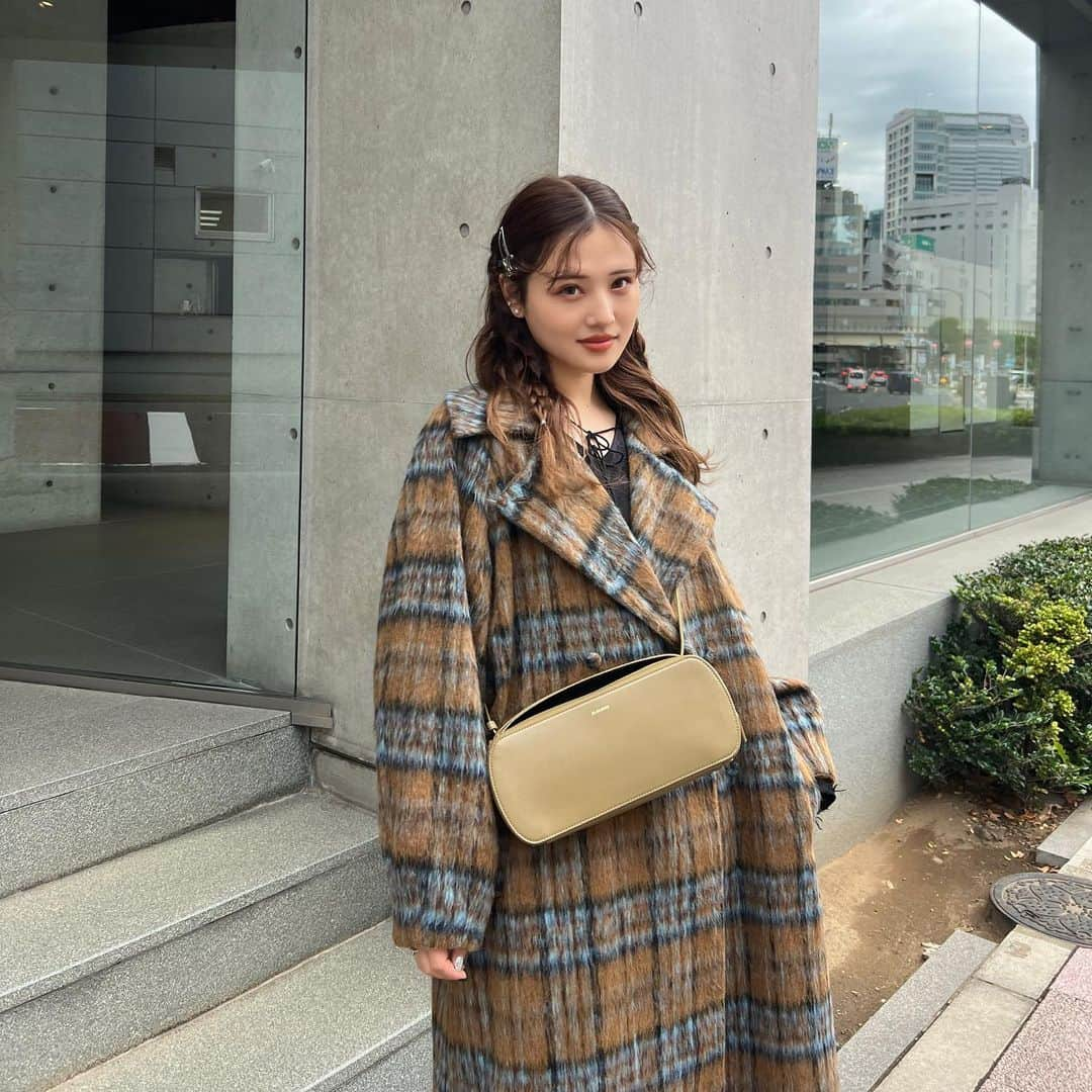 金光みり愛さんのインスタグラム写真 - (金光みり愛Instagram)「@priveve_priveve のTHE WOOL SHAGGY CHECK LONG COATがオンラインにて発売されました🧡🧡 (ニットカーディガンも発売されたけどそれは次の投稿で書くね💐)  みんなから大好評のアウター、もうPOPUPでも先行発売でもたくさんの方にご購入いただき、残りわずかとなってます😌🙇🏼‍♀️🤝🏻  Privèveでは2年ぶりとなる冬アウター❄️ずっと温めてた自信作がやっと皆さんの手に届くのが本当にうれしい🥰 ウール混でとっても暖かいのでこの冬ぜひ活用してね☃️  (即納商品なのですぐにお届けできます🤍)  推しカラーいつも聞かれるけど、なんだかんだ1番着てるのは写真のブラウンかな🧸🤎 中にどんな色着ても合う🫶🏻  是非早めに @priveve_priveve でチェックしてね✨」11月16日 21時00分 - milliah_kanemitsu