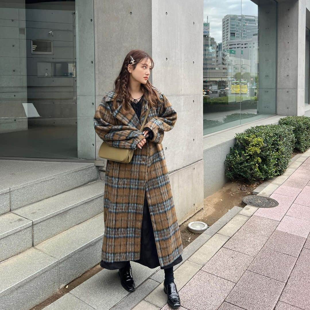 金光みり愛さんのインスタグラム写真 - (金光みり愛Instagram)「@priveve_priveve のTHE WOOL SHAGGY CHECK LONG COATがオンラインにて発売されました🧡🧡 (ニットカーディガンも発売されたけどそれは次の投稿で書くね💐)  みんなから大好評のアウター、もうPOPUPでも先行発売でもたくさんの方にご購入いただき、残りわずかとなってます😌🙇🏼‍♀️🤝🏻  Privèveでは2年ぶりとなる冬アウター❄️ずっと温めてた自信作がやっと皆さんの手に届くのが本当にうれしい🥰 ウール混でとっても暖かいのでこの冬ぜひ活用してね☃️  (即納商品なのですぐにお届けできます🤍)  推しカラーいつも聞かれるけど、なんだかんだ1番着てるのは写真のブラウンかな🧸🤎 中にどんな色着ても合う🫶🏻  是非早めに @priveve_priveve でチェックしてね✨」11月16日 21時00分 - milliah_kanemitsu