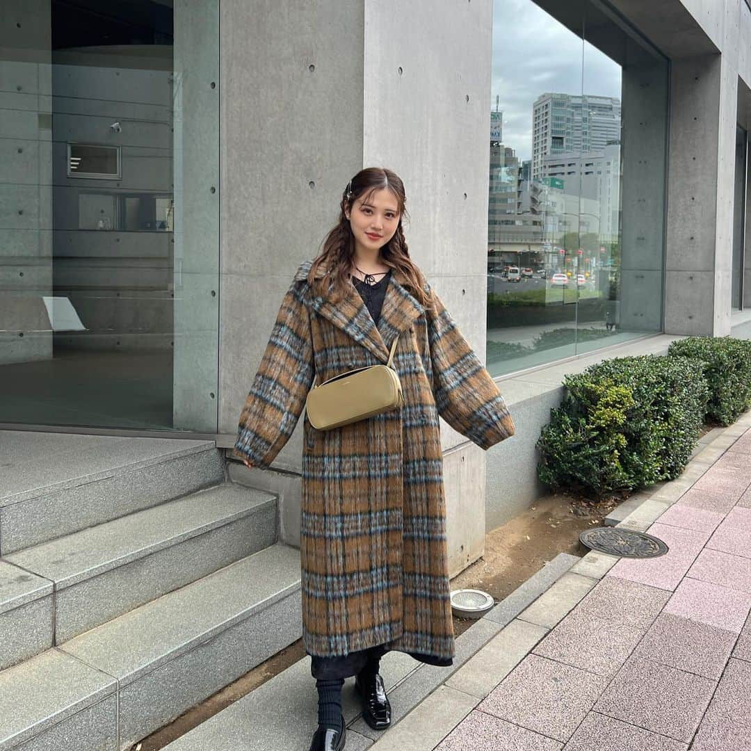 金光みり愛さんのインスタグラム写真 - (金光みり愛Instagram)「@priveve_priveve のTHE WOOL SHAGGY CHECK LONG COATがオンラインにて発売されました🧡🧡 (ニットカーディガンも発売されたけどそれは次の投稿で書くね💐)  みんなから大好評のアウター、もうPOPUPでも先行発売でもたくさんの方にご購入いただき、残りわずかとなってます😌🙇🏼‍♀️🤝🏻  Privèveでは2年ぶりとなる冬アウター❄️ずっと温めてた自信作がやっと皆さんの手に届くのが本当にうれしい🥰 ウール混でとっても暖かいのでこの冬ぜひ活用してね☃️  (即納商品なのですぐにお届けできます🤍)  推しカラーいつも聞かれるけど、なんだかんだ1番着てるのは写真のブラウンかな🧸🤎 中にどんな色着ても合う🫶🏻  是非早めに @priveve_priveve でチェックしてね✨」11月16日 21時00分 - milliah_kanemitsu