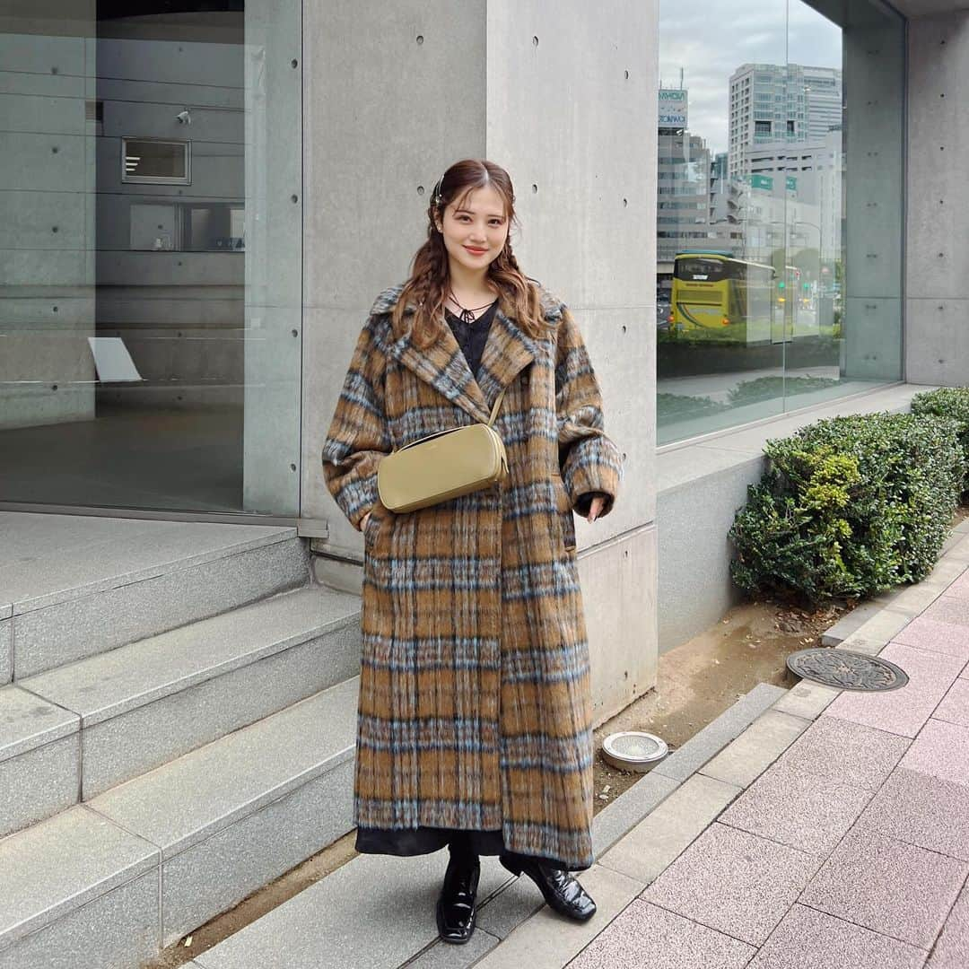 金光みり愛さんのインスタグラム写真 - (金光みり愛Instagram)「@priveve_priveve のTHE WOOL SHAGGY CHECK LONG COATがオンラインにて発売されました🧡🧡 (ニットカーディガンも発売されたけどそれは次の投稿で書くね💐)  みんなから大好評のアウター、もうPOPUPでも先行発売でもたくさんの方にご購入いただき、残りわずかとなってます😌🙇🏼‍♀️🤝🏻  Privèveでは2年ぶりとなる冬アウター❄️ずっと温めてた自信作がやっと皆さんの手に届くのが本当にうれしい🥰 ウール混でとっても暖かいのでこの冬ぜひ活用してね☃️  (即納商品なのですぐにお届けできます🤍)  推しカラーいつも聞かれるけど、なんだかんだ1番着てるのは写真のブラウンかな🧸🤎 中にどんな色着ても合う🫶🏻  是非早めに @priveve_priveve でチェックしてね✨」11月16日 21時00分 - milliah_kanemitsu