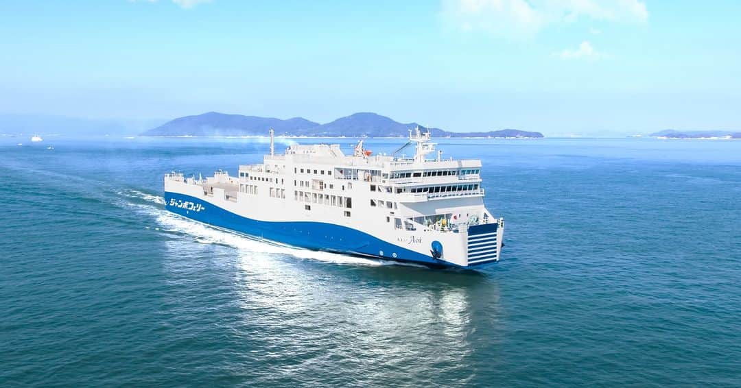 @aroma アットアロマさんのインスタグラム写真 - (@aroma アットアロマInstagram)「［香りのある空間Vol.5］ジャンボフェリーあおい 碧い海、蒼い空、青い風。 光あふれる瀬戸内海の色彩をイメージして造られた 新船『あおい』は、2022年に就航した 神戸―小豆島―高松を結ぶ「瀬戸内海に浮かぶテラスリゾート」です。  船に乗り込むと、ピアノの演奏とともに 天然アロマの優しい香りが皆さまを出迎えます。 そのほかにも、足湯・展望浴室がある海のテラスや 思い思いの過ごし方ができる座席エリアの計4か所で それぞれ違った香りをお楽しみいただけます。  船内のデザインは、小豆島を象徴する 「オリーブ」「醤（ひしお）」「石」「棚田」がモチーフ。 遊び心にあふれた船上のリゾート体験で 五感で楽しむ旅を始めてみてはいかがでしょうか。  ［aroma information］ 演出場所：2階棚田ロビー、左舷側⾃由席、海のテラス(⾜湯・展望浴室)⼊⼝、リクライニング席エリア 演出の香り：季節ごとに変わります  ［施設概要］ ジャンボフェリーあおい(@jumbo_ferry)  アットアロマHPでは、ジャンボフェリーさまのインタビューも公開しています。 ぜひご覧ください。  ▷HPはプロフィールURLから @ataroma_ofiicial  #ジャンボフェリー #ジャンボフェリーあおい #ataroma #アットアロマ」11月16日 21時00分 - ataroma_official