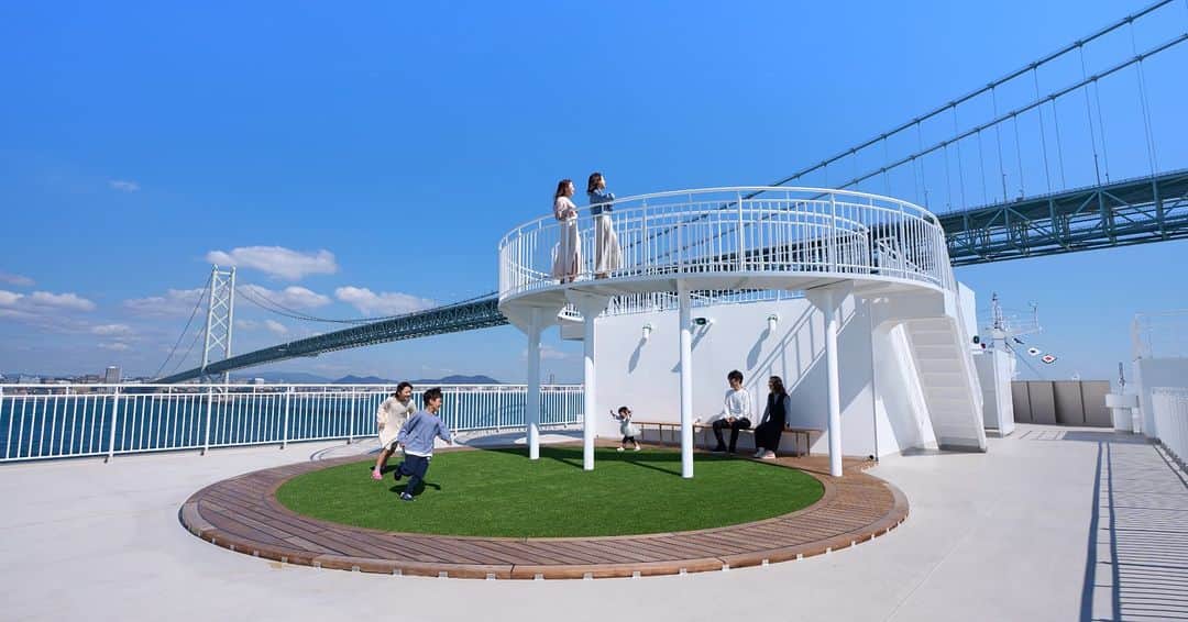 @aroma アットアロマさんのインスタグラム写真 - (@aroma アットアロマInstagram)「［香りのある空間Vol.5］ジャンボフェリーあおい 碧い海、蒼い空、青い風。 光あふれる瀬戸内海の色彩をイメージして造られた 新船『あおい』は、2022年に就航した 神戸―小豆島―高松を結ぶ「瀬戸内海に浮かぶテラスリゾート」です。  船に乗り込むと、ピアノの演奏とともに 天然アロマの優しい香りが皆さまを出迎えます。 そのほかにも、足湯・展望浴室がある海のテラスや 思い思いの過ごし方ができる座席エリアの計4か所で それぞれ違った香りをお楽しみいただけます。  船内のデザインは、小豆島を象徴する 「オリーブ」「醤（ひしお）」「石」「棚田」がモチーフ。 遊び心にあふれた船上のリゾート体験で 五感で楽しむ旅を始めてみてはいかがでしょうか。  ［aroma information］ 演出場所：2階棚田ロビー、左舷側⾃由席、海のテラス(⾜湯・展望浴室)⼊⼝、リクライニング席エリア 演出の香り：季節ごとに変わります  ［施設概要］ ジャンボフェリーあおい(@jumbo_ferry)  アットアロマHPでは、ジャンボフェリーさまのインタビューも公開しています。 ぜひご覧ください。  ▷HPはプロフィールURLから @ataroma_ofiicial  #ジャンボフェリー #ジャンボフェリーあおい #ataroma #アットアロマ」11月16日 21時00分 - ataroma_official