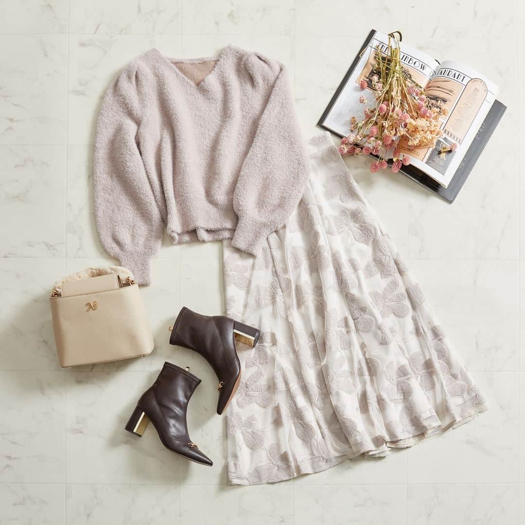 ノエラのインスタグラム：「・⁠ "𝐍𝐄𝐖𝐀𝐑𝐑𝐈𝐕𝐀𝐋💐 "⁠ ⁠ ⁠☑ラメシャギーニット ¥12,100(税込)  ⁠ ⁠☑モール刺繍花柄スカート ¥17,600(税込)   --------------------------------------⁠ 公式オンラインストア➡ @noela_official⁠ ⁠ スタッフスタイリング➡ @noela_staffsnap_⁠ --------------------------------------⁠ #noela⁠ #ノエラ   #大人フェミニン  #winter   #レディスタイル   #大人フェミニン⁠  #フェミニン⁠  #フェミニンスタイル」
