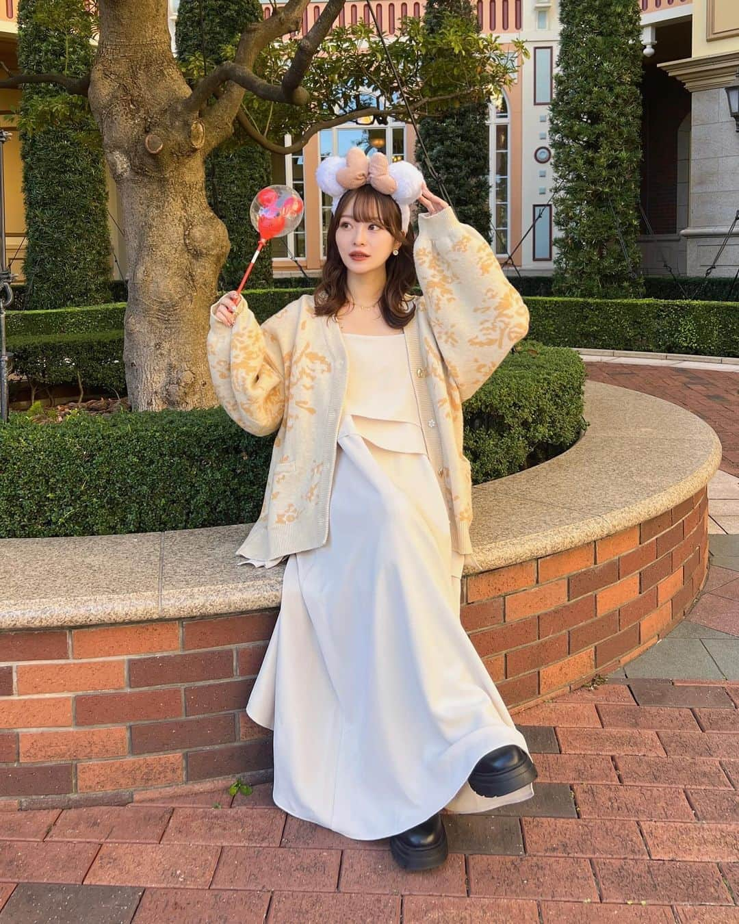 吉次玲奈さんのインスタグラム写真 - (吉次玲奈Instagram)「RENA direction itemの フラワービジューカーディガンで ディズニーコーデ🌼(最後の写真はご愛嬌、笑) ⁡ 11/18 19:00 @vannie__u ZOZOTOWNで発売開始です☺️🫶🏻 ⁡ アイテムを新作順にしていただくか「RENA direction」で検索すると出てくるよ🔍♡ ⁡ イエローもグレーも我ながら可愛すぎてついつい迷っちゃいます・・みんなはどっちの色が気になってるかな？🥹♡ ⁡ #ディズニーランド #disneyland #ディズニーシー #ディズニーハロウィン#ハロウィンディズニー #ディズニーカチューシャ #ディズニー #ディズニーコーデ #カーディガン #カーディガンコーデ  # #disneysea #tokyodisneysea #ディズニーシーコーデ #ディズニーシーグルメ #20代コーデ #骨格ウェーブ #骨格ウェーブコーデ #大人カジュアル #ミディアムヘア #フレンチガーリー  #ローファー #ローファーコーデ #キャミワンピース  #韓国コーデ #ディズニーグッズ #キャミワンピ」11月16日 21時05分 - rena_yoshitsugu