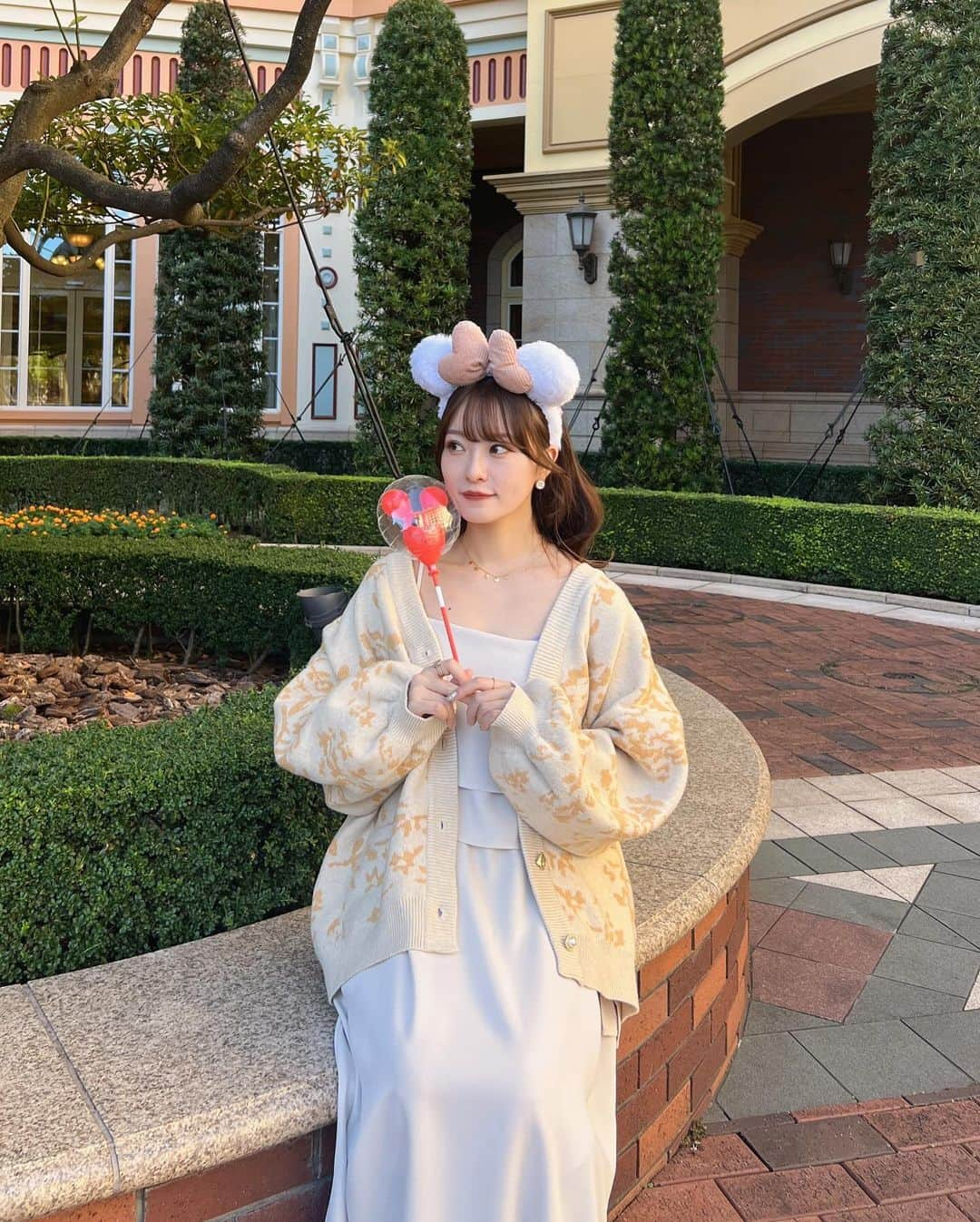 吉次玲奈さんのインスタグラム写真 - (吉次玲奈Instagram)「RENA direction itemの フラワービジューカーディガンで ディズニーコーデ🌼(最後の写真はご愛嬌、笑) ⁡ 11/18 19:00 @vannie__u ZOZOTOWNで発売開始です☺️🫶🏻 ⁡ アイテムを新作順にしていただくか「RENA direction」で検索すると出てくるよ🔍♡ ⁡ イエローもグレーも我ながら可愛すぎてついつい迷っちゃいます・・みんなはどっちの色が気になってるかな？🥹♡ ⁡ #ディズニーランド #disneyland #ディズニーシー #ディズニーハロウィン#ハロウィンディズニー #ディズニーカチューシャ #ディズニー #ディズニーコーデ #カーディガン #カーディガンコーデ  # #disneysea #tokyodisneysea #ディズニーシーコーデ #ディズニーシーグルメ #20代コーデ #骨格ウェーブ #骨格ウェーブコーデ #大人カジュアル #ミディアムヘア #フレンチガーリー  #ローファー #ローファーコーデ #キャミワンピース  #韓国コーデ #ディズニーグッズ #キャミワンピ」11月16日 21時05分 - rena_yoshitsugu