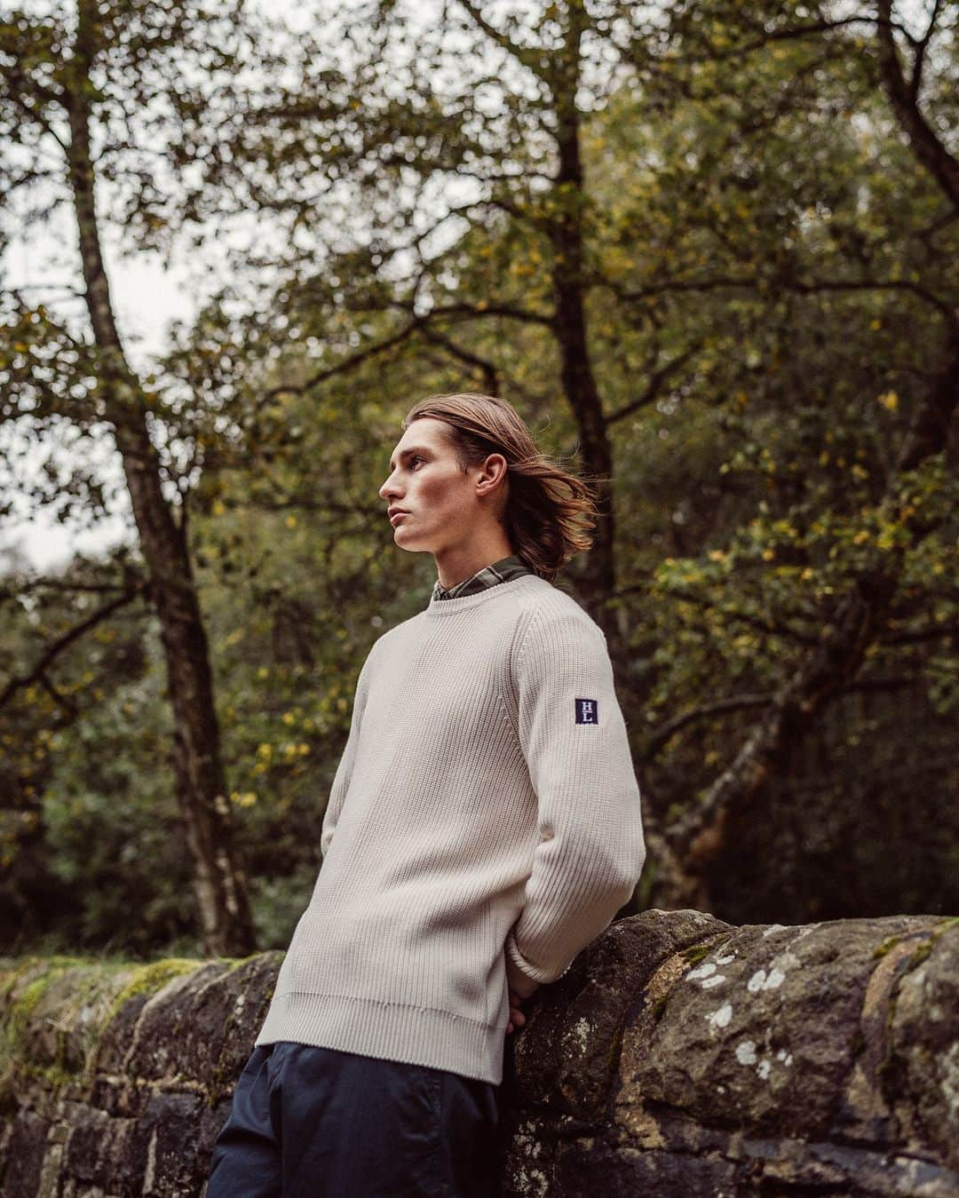 ヘンリロイドのインスタグラム：「The Organic Fisherman’s Crew Knit.  Crafted with durability in mind, this jumper, made from 100% Organic Cotton, ensures longevity and a soft, comfortable feel that improves with time. Drawing on a rich history of producing high-quality, natural knitwear, the Organic Fisherman Crew Knit stands out with its heavier, warmer, and breathable design, featuring ribbed cuffs and a crew neck collar for added style and comfort. The salt wash technique imparts a lightly faded finish, making each garment unique. The 5 gauge Fisherman Knit rib stitch, advanced raglan sleeves, and the distinctive HL stacked style logo patch on the left sleeve contribute to the classic and timeless appeal of this knitwear piece.」