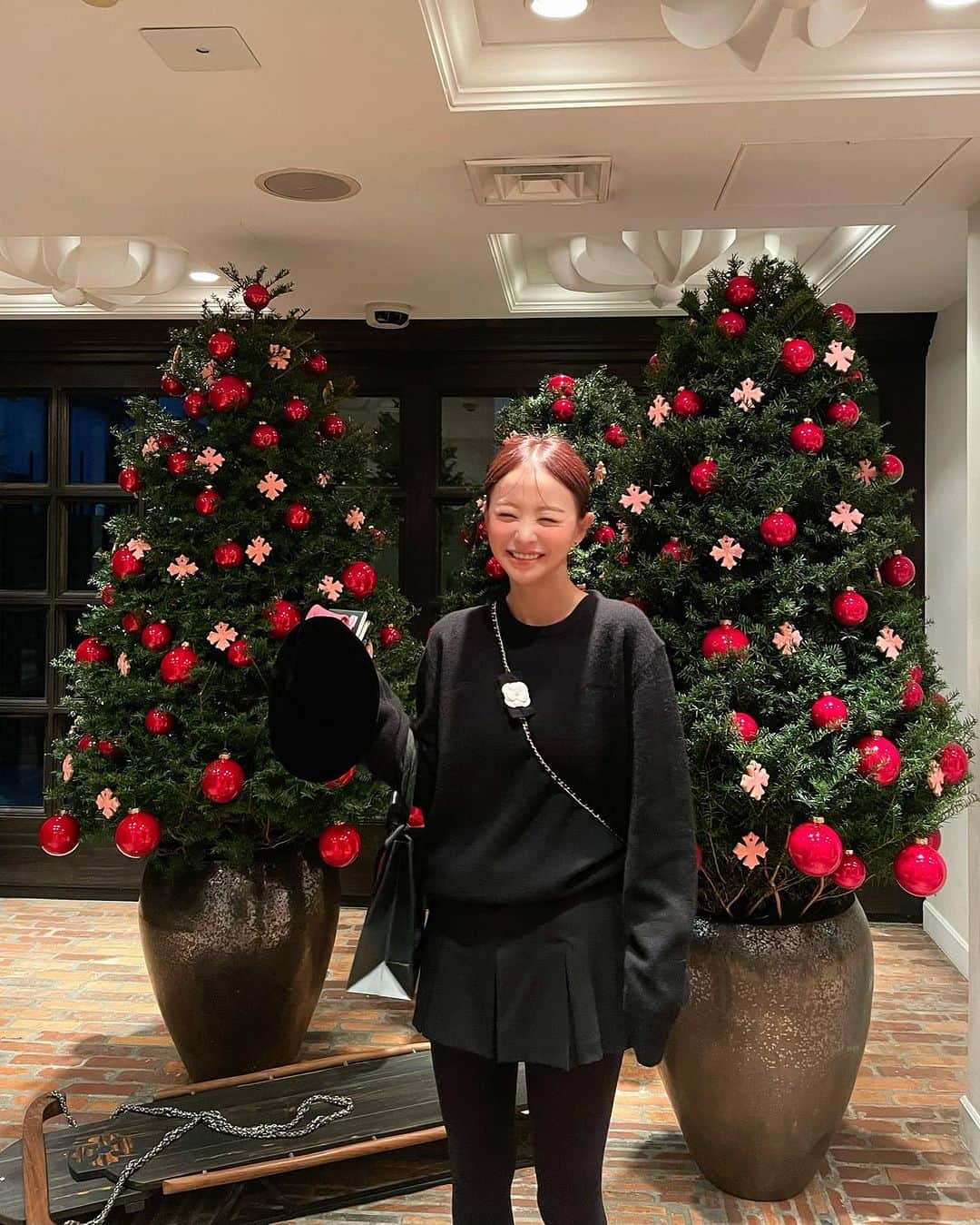 イム・ジヒョンのインスタグラム：「들어갈때 나올때 표정이 이렇게 달라요...🤭🖤 이제 곧 크리스마스라니....🎅🏻🎄🎁   #tokyo」