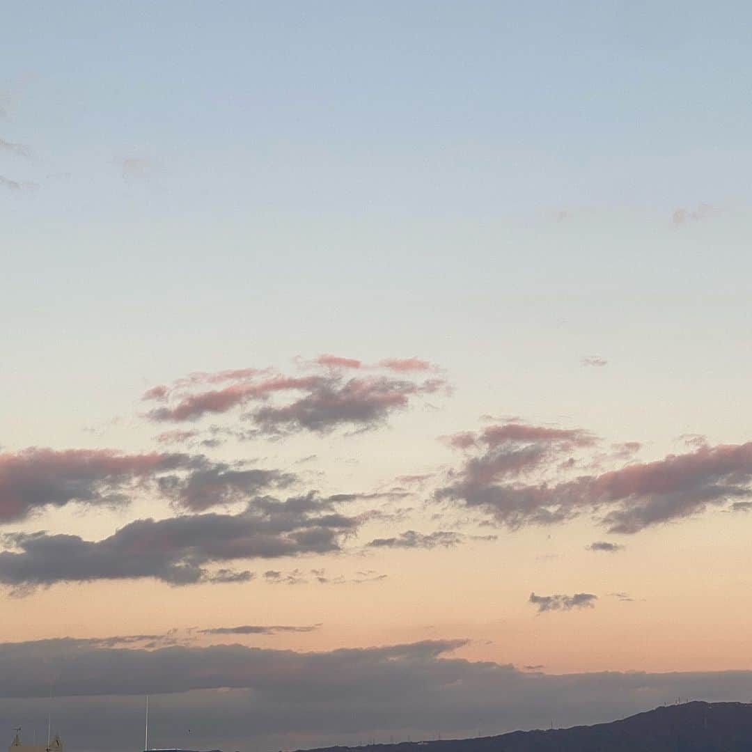 くっきーのインスタグラム：「. 夕方の、ほんとうに一瞬の 綺麗なグラデーションになる空を 見逃したくない最近  これは秋だからとかですか？ こんなに空が綺麗なのって最近気付いたんですけど」