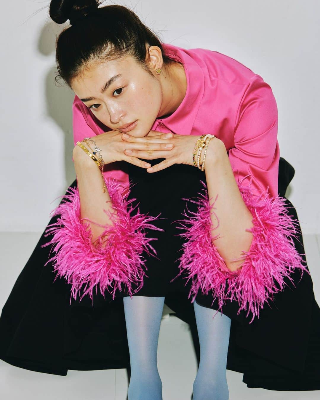 ケイト・スペードのインスタグラム：「スパークリングな手元で 煌めきの魔法をかけて  Stylist/Hiromi Toki(@tokichang ) Words/Mai Otsuki(@a_.im___) Photos/Kazuki Miyamae(@miyamae_kazuki ) Model/Yuumiko(@yumiko__f ) Hair&Make-up : Mai Ozawa（mod's hair） Direction/Haruna Kato(@halxxx )  #katespadeny #katespadejapan #ケイトスペード #ケイトスペードニューヨーク」