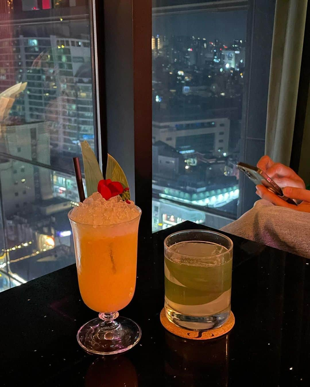 高井香子さんのインスタグラム写真 - (高井香子Instagram)「【ホテルのBAR🇰🇷】 記事に書く事で、情報を成仏させてしまう私。 インスタにもUPしないとダメですよねぇ〜 1月に行った韓国で @ryse_hotel に宿泊した時に ルーフトップバーがあったので行ってきました🍸 店員さんがとっても優しくて、私にノンアルカクテル作ってくれました🫶  ちなみに寒くてルーフトップに行かず。笑 あと、ホテルのバーに行くような正装がなかったので ユニクロヒートテックでごまかした。笑 ※ドレスコードがめちゃくちゃ厳しい訳じゃないです。  #sidenoteclub #韓国 #韓国旅行 #韓国情報  #bar #rooftopbar  #1日1こうこりあさんぽ」11月16日 21時02分 - cocoreacoco