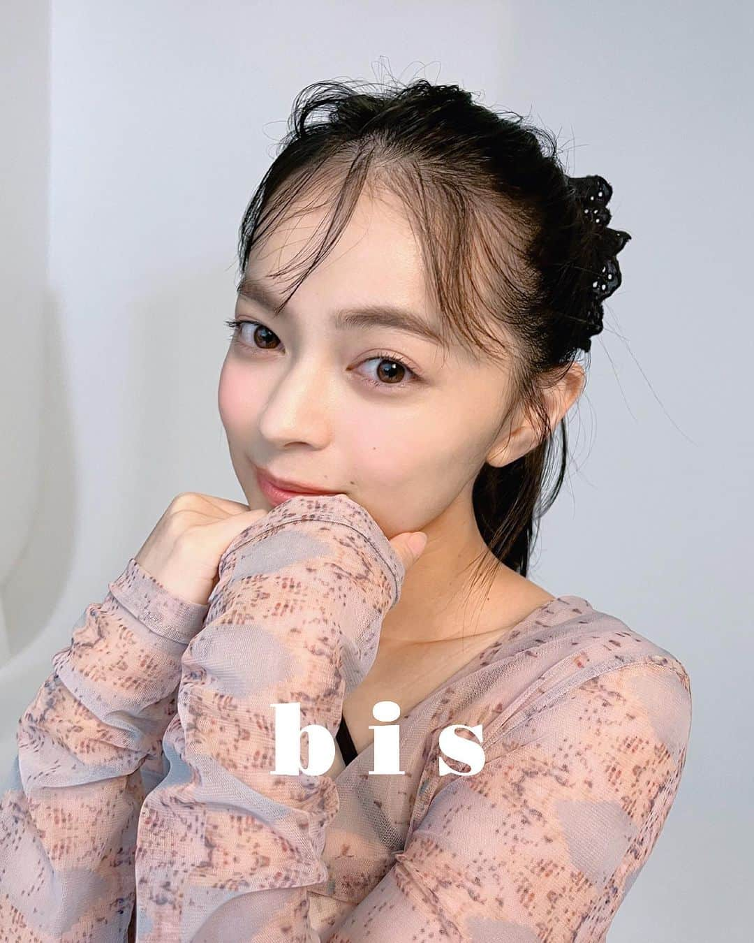 bis_web bis [ビス] のインスタグラム：「⋱ 可愛いと思ったら⭐️でコメントしてね ⋰  発売中の《#𝗯𝗶𝘀𝟭𝟭月号》から オフショットをお届けします🕺⭐️ 今日は…  ⋰  #上國料萌衣 ちゃん💖 （#アンジュルム）  ⋱   ボディケア企画に登場してるよ🧴ˎˊ˗ 本誌でチェックしてみてね🔍  #bis_web」