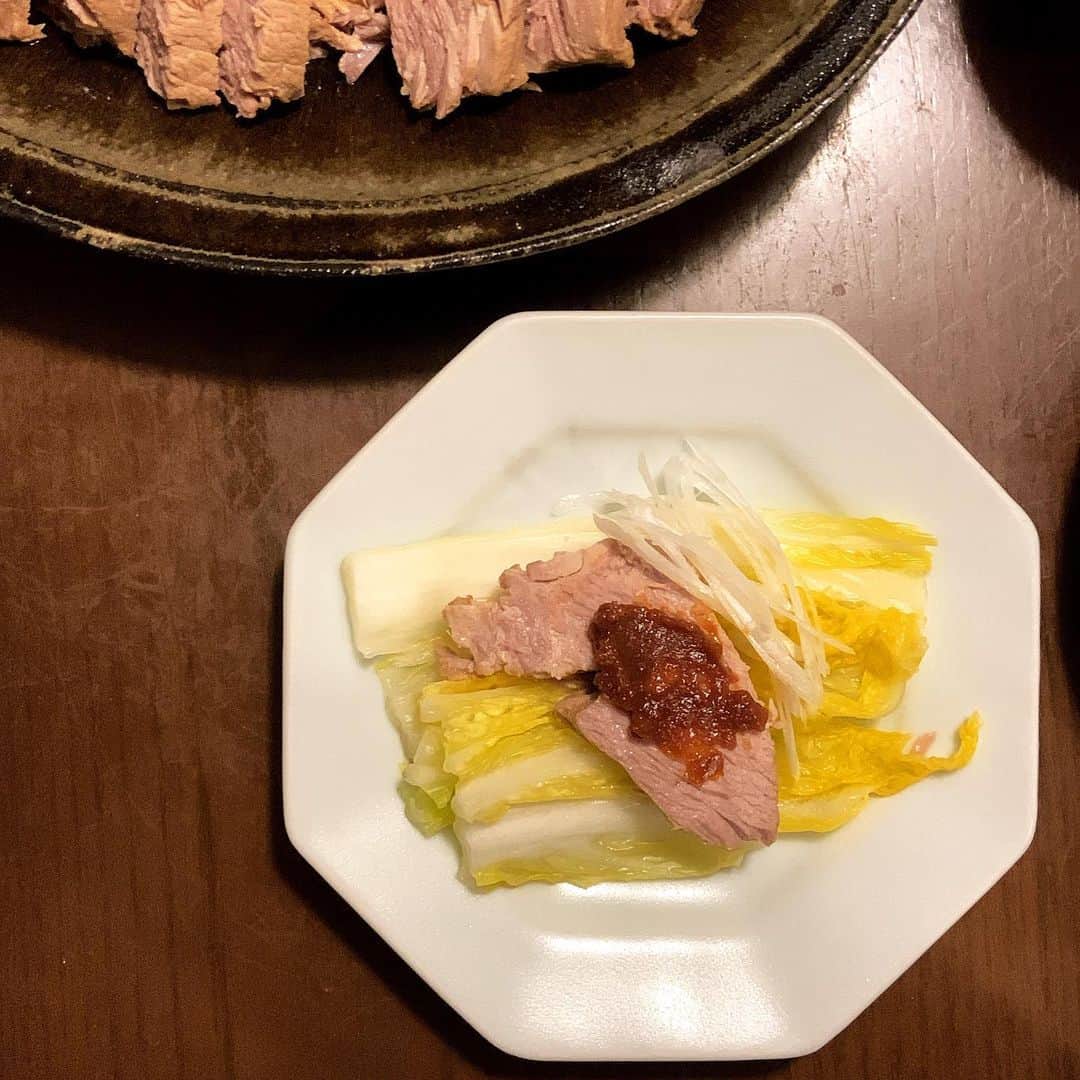 志摩有子さんのインスタグラム写真 - (志摩有子Instagram)「今年初のキムチを漬けたから取りに来てと韓国料理の師匠　@spikeandlove から連絡をもらい、いそいそと。漬けたばかりの浅漬けキムチとキムチの素を塗す前の塩漬け白菜を軽い甘酢に浸したものの2種類で茹で豚を巻いて食すポッサムに。軽い甘酢漬けがなんとも美味しい。茹で豚は葱の青い部分と少量の味噌を加えて圧力鍋でホロホロ柔らか。一年ものの古漬けキムチは酸味を生かして豚肉と煮込むチムに。後はほうれん草とミニトマトのナムルでお家韓食を満喫。野菜がたっぷり頂けるのが嬉しい。  #浅漬けキムチ #キムチの季節 #純ちゃん家の野菜  #仙姫のご飯  #仙姫のキムチ #韓食」11月16日 21時03分 - ariko418