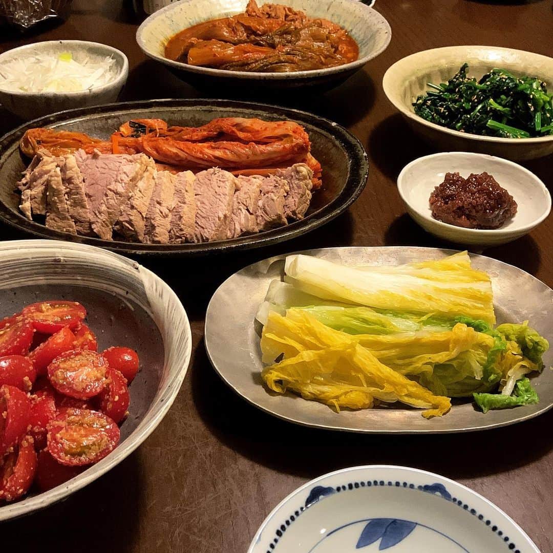 志摩有子のインスタグラム：「今年初のキムチを漬けたから取りに来てと韓国料理の師匠　@spikeandlove から連絡をもらい、いそいそと。漬けたばかりの浅漬けキムチとキムチの素を塗す前の塩漬け白菜を軽い甘酢に浸したものの2種類で茹で豚を巻いて食すポッサムに。軽い甘酢漬けがなんとも美味しい。茹で豚は葱の青い部分と少量の味噌を加えて圧力鍋でホロホロ柔らか。一年ものの古漬けキムチは酸味を生かして豚肉と煮込むチムに。後はほうれん草とミニトマトのナムルでお家韓食を満喫。野菜がたっぷり頂けるのが嬉しい。  #浅漬けキムチ #キムチの季節 #純ちゃん家の野菜  #仙姫のご飯  #仙姫のキムチ #韓食」