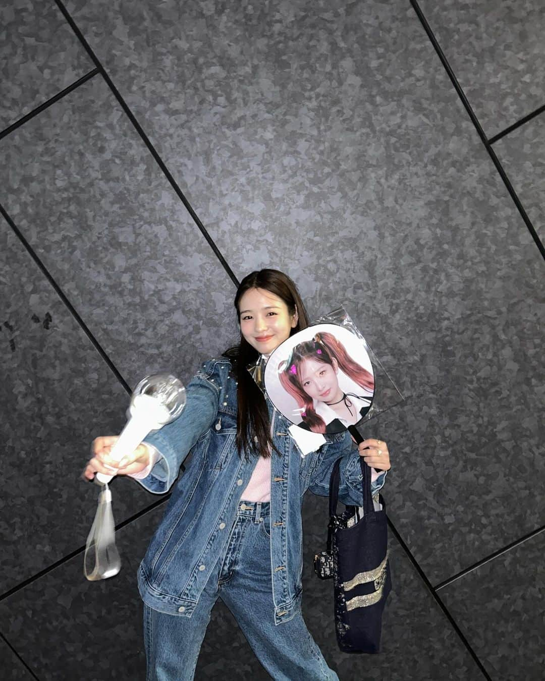 横田真悠のインスタグラム：「I AM DIVE🦋🫧🤍 推しはいつも大天使で凄いです ワールドツアー何事も無く走り抜けられますようにという気持ち！！！ I AM大応援団！！！！！」