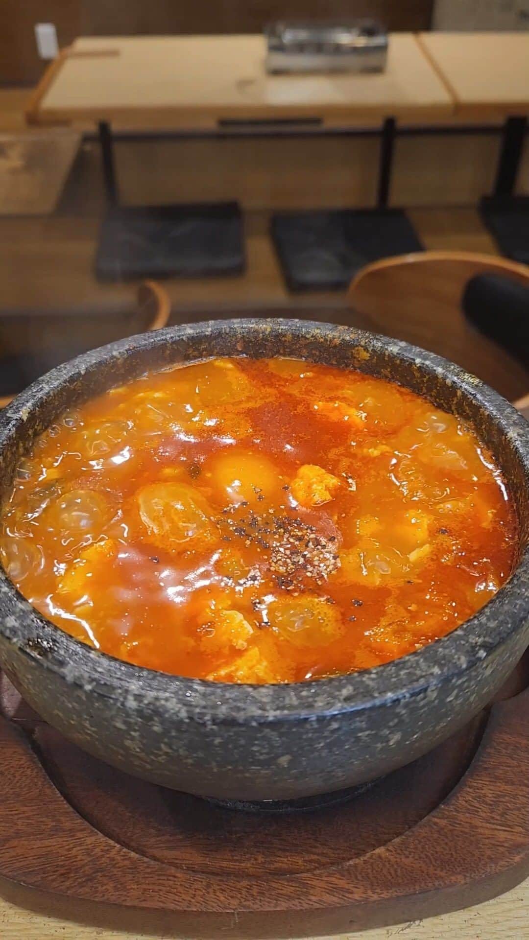 焼肉らんどのインスタグラム：「こんばんは〜焼肉らんどです🐮 随分寒くなってきましたね😶‍🌫️そんな今だからこそ食べて頂きたい、焼肉らんど史上初のスンドゥブ始めました️🔥 体の芯からポカポカしますよ〜めっちゃ温まります🤩 お好みの辛さに調節してお召し上がり頂けます🤭辛いもの好きな方は是非お試しください🔥寒い季節の〆に間違いなしです‼  #スンドゥブ#スンドゥブチゲ#韓国料理 #八尾#八尾市#近鉄八尾#近八尾#東大阪 #八尾グルメ#八尾ランチ#東大阪グルメ #八尾焼肉#焼肉ランチ#焼肉デート #大阪焼肉#大阪グルメ#焼肉屋　 　 #焼肉らんど　 #焼肉#焼き肉#肉#肉スタグラム  #焼肉好きな人と繋がりたい　 #一人焼肉#肉女子　  #和牛#a5ランク#希少部位   #プレミアムモルツ超達人」