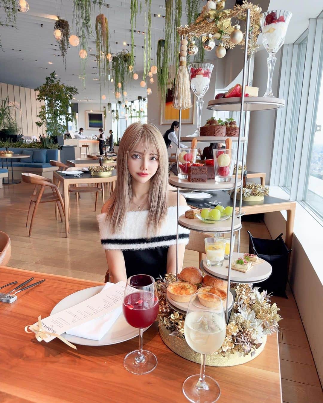 さとのんさんのインスタグラム写真 - (さとのんInstagram)「. クリスマスアフタヌーンティー🎄 Gorgeous！Christmas AfterMOON Tea-2023- @themoon_roppongi   ゴールドの装飾がキラキラしててかわいい💓‪  トリュフや栗、シャインマスカット すきなものばかりだった🥹  12/22〜12/25の間はセイボリーの一部が 変わるみたいだよ💓‪  【メニュー】 ♥️1stage ガトーフロマージュ チョコレートトリュフ(練乳orカシス)季節のベリー 💚2stage マロンとチョコレートのブッシュドノエル 苺のクリスマスパフェ ♥️3stage ホワイトチョコレートトリュフのグラスデザート ガナッシュケーキ 💚4stage 抹茶のスコーン シャインマスカットとクリスタルゼリー ♥️5stage 自然卵の温泉玉子とトリュフ 生ハムとチーズのクラッカー 💚6stage ポークパストラミのブリオッシュサンド カニとカリフラワーのキッシュ ━━━━━━━━━━━━━━━ 11/7(火)〜12/25(月) ￥7,000(税込)＋サービス料10% ※窓際の席はチャージ￥2,000(1テーブル)  #六本木ヒルズ  #六本木展望台  #themoon  #六本木アフタヌーンティー  #東京アフタヌーンティー」11月16日 21時03分 - satono_0110