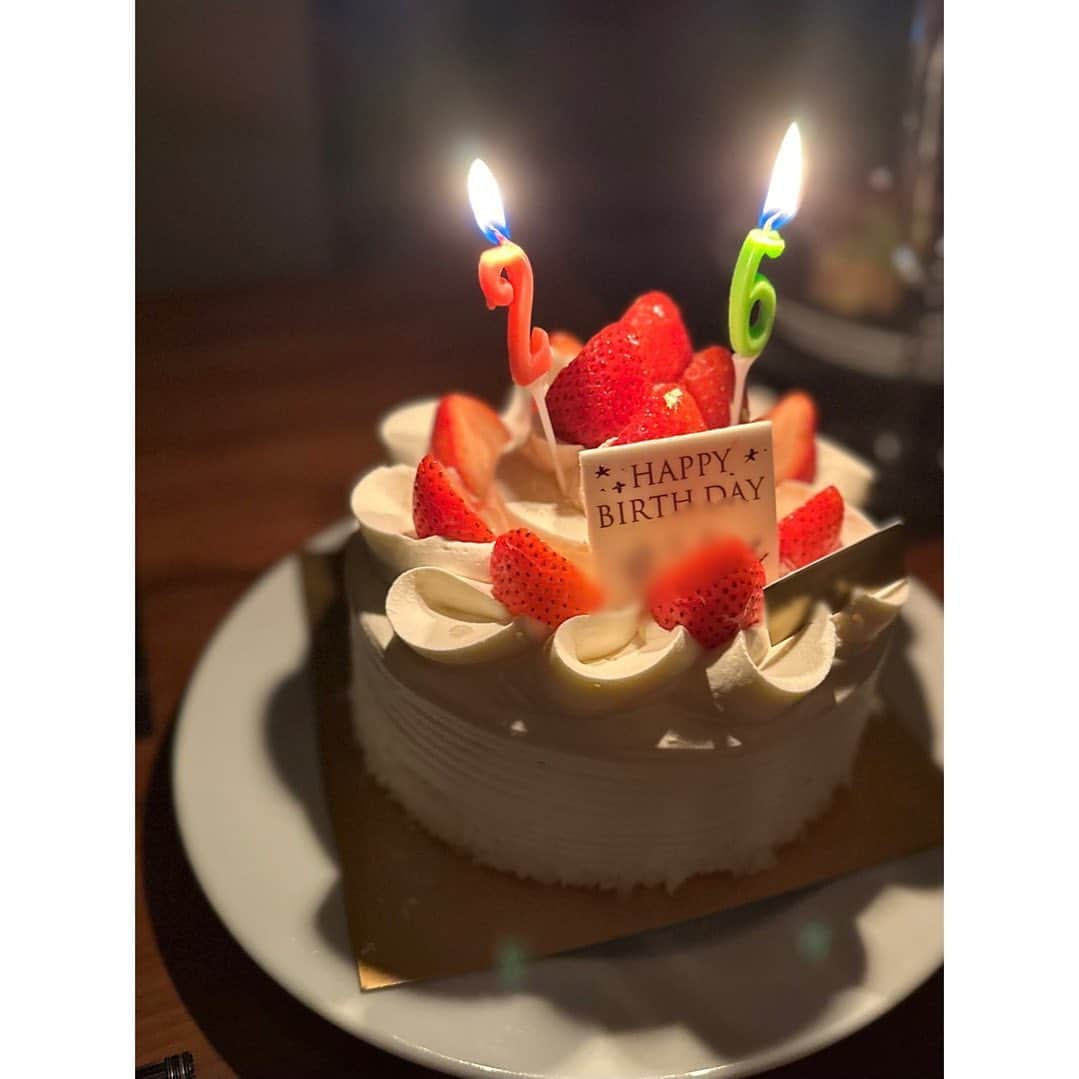 武藤京子のインスタグラム：「* * 先日  息子の誕生日でした🎂 * 当日ではないけど 今年も ささやかにお祝い🥂 * 母さんの希望としては 来年も…10年後🙄も お祝いしたいんだけど キモいって言われそう😂 * #26歳 #🎂 #全然子離れできてません」