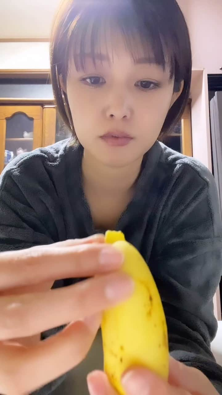 内村麻美のインスタグラム：「種子島から届いた、島バナナ🍌 届いた時は、緑だったけど… やっと色がついたので、実食♡ . #種子島 #種子島特産品 #種子島名物 #島バナナ #バナナ #モンキーバナナ」