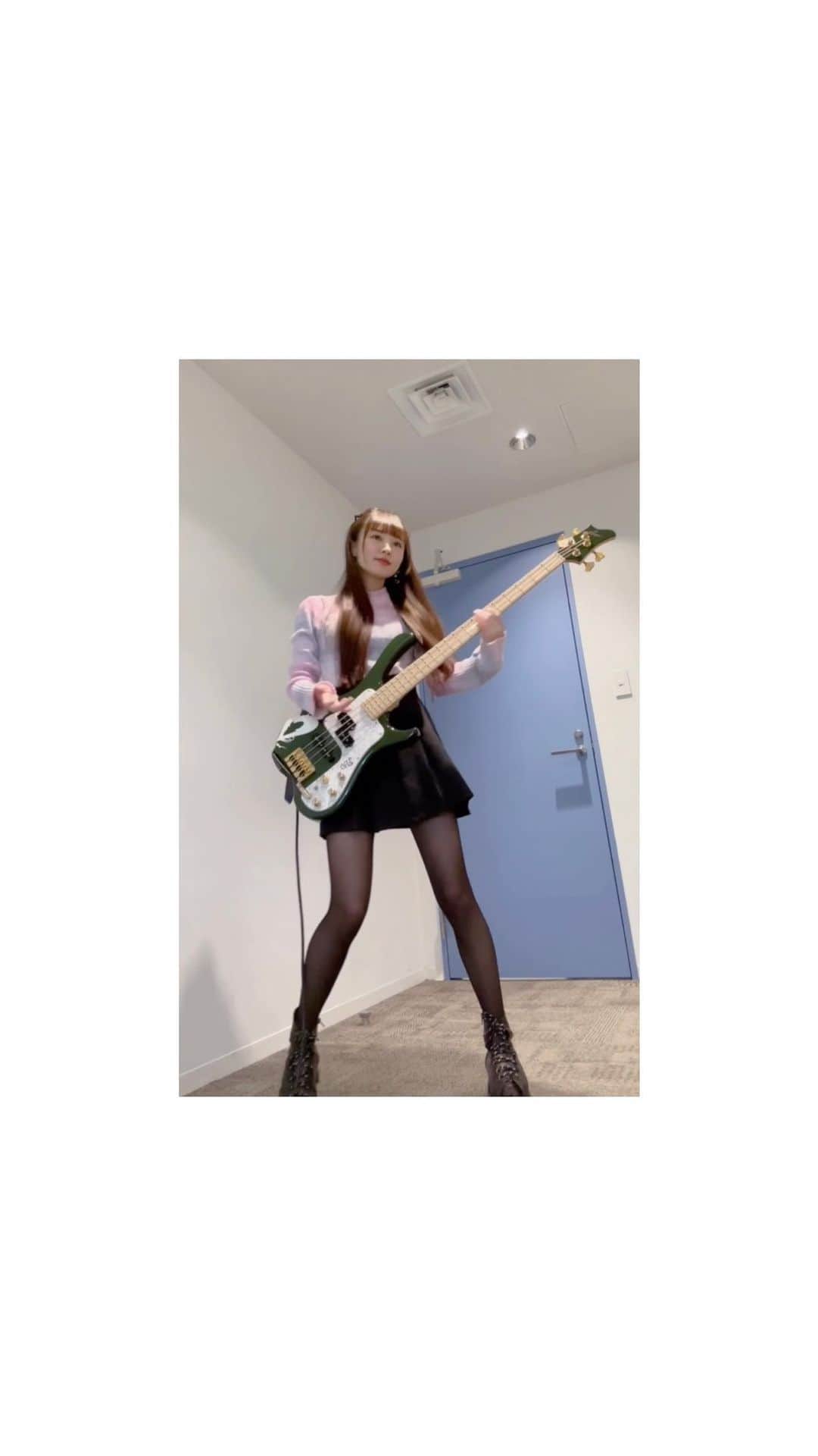 MINAのインスタグラム：「流行りのステップ出来ないので弾いた🥲 I couldn't step, so I played the bass:(🥲 リールも載せるね＾＾」