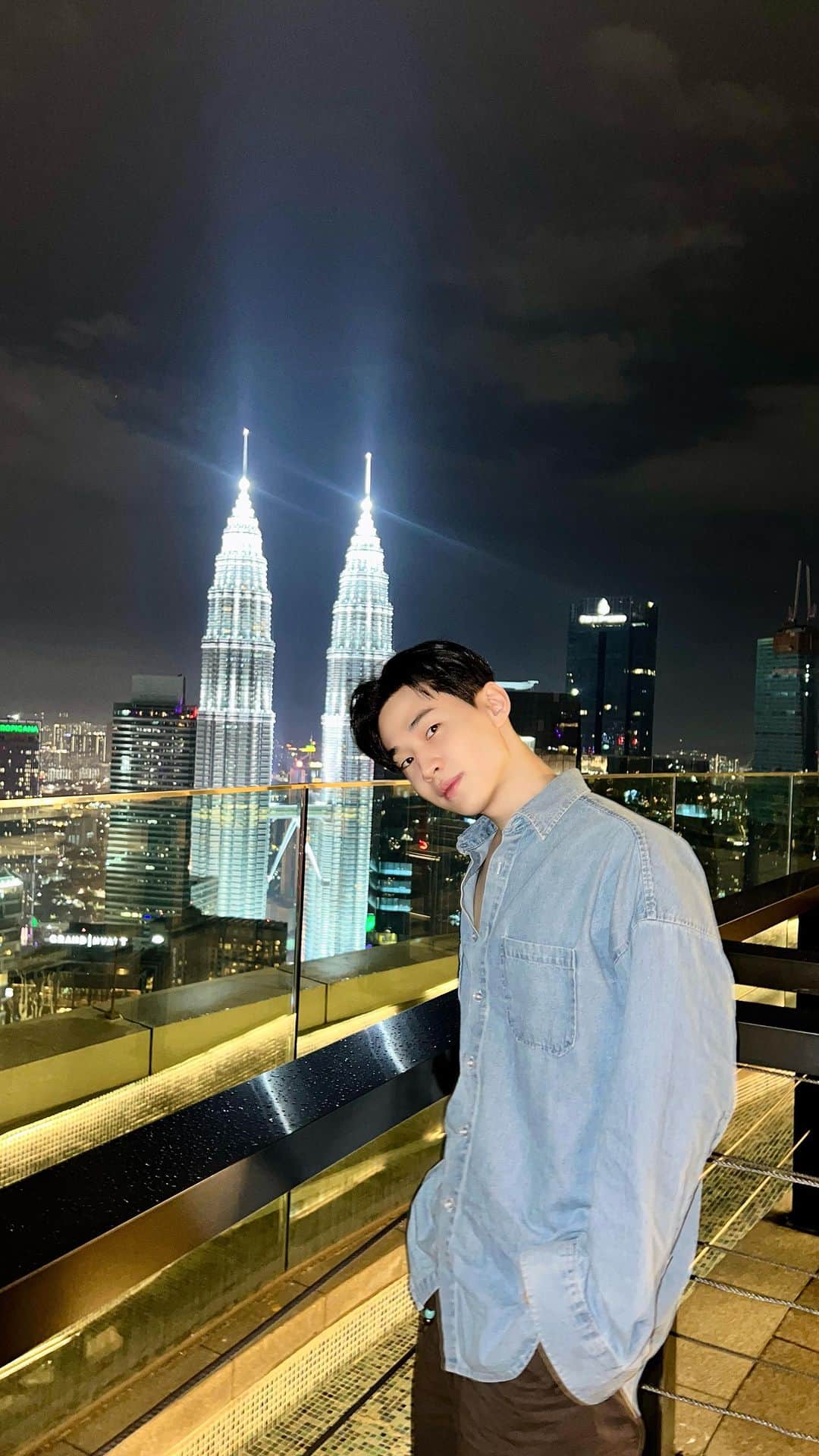 ヘンリーのインスタグラム：「falling for KL 😜🤍」