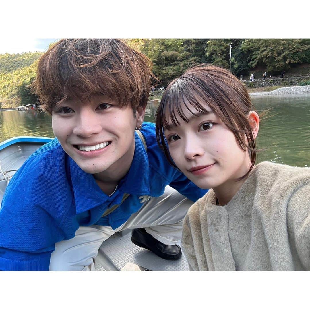 咲奈のインスタグラム：「記念日で京都に行ってきた🍁  舟乗りながら屋台でお団子とか買って食べたり、初めてトロッコ乗ったり、お揃いのお箸に名前掘ってもらったり。。♡  幸せな記念日でーとやった、ありがとう🥲💞」