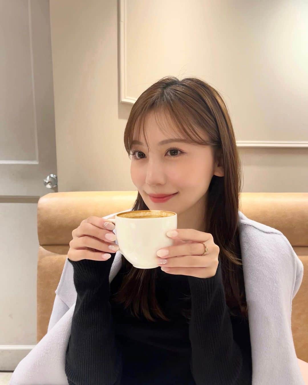 小嶋真子のインスタグラム：「☕️💭🫶🏻 ⁡ もう11月折り返し.. 😵‍💫 ⁡ @haluhiroine_official では、今日から ホリデーコレクションの公開がスタートしました🎄♩ ⁡ とっても可愛く仕上がっているので 是非チェックしていただけると嬉しいです♡ ⁡ 一気に寒くなったので、 皆さん体調に気をつけてくださいね🌛✨」