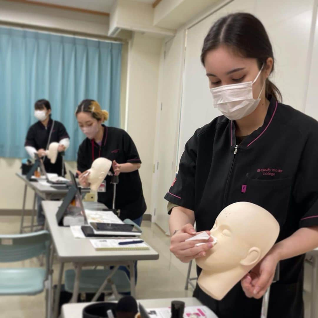 Bmodeさんのインスタグラム写真 - (BmodeInstagram)「-B’mode school life [new]- 『互いにモデルになって学ぶ』  学生の様子をお届け！  トータルビューティー科2年生メイクコースは、化粧品販売のプロ✨ビューティーアドバイザー(美容部員)を目指せるコースです！化粧品検定、JMAメイクアップ1級検定に向けて忙しい毎日を過ごしています📖技術に加え、肌や成分知識を深めカウンセリングの質を高められるのがこのコースの魅力です🔥  美容科１年生ネイルアイラッシュコースからは、アイラッシュ授業の様子をご紹介！この日は初めてモデルにアイラッシュ施術🫡ピンセット両手持ち…片手ずつ違う動きなんです！見てるこちらも思わず呼吸を止めてしまうほどです💨もちろん、最初の頃はマネキンでしっかり練習しています☺️  ----オープンキャンパス予約受付中----  #美容学校 #美容専門学校 #沖縄美容学校 #ビーモード #ビューティーモードカレッジ #bmode #沖縄 #美容師 #エステ #ヘアメイク #ネイル #マツエク #メイク #専門学生　#美容学生 #沖縄美容 #トータルビューティー科 #美容科」11月16日 21時07分 - b.mode