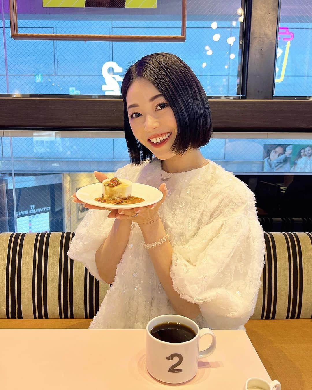 アレルギーナビゲーター 細川真奈 ❤のインスタグラム：「11月11日はチーズの日🧀 だってご存知でしたか？  "ヘルシージャンクフード" がテーマの 「2foods」 @2foods.official さんで大人気のレアチーズケーキが今回更に美味しさに追求してリニューアル販売❣️ とのお知らせをいただき、 @allecolle.jp 編集部の @saya_heracleum さんと早速いただいてきました❤️  ☑︎ぎゅっとサクッと2層仕立て 濃厚レアチーズケーキ イートイン：650円 テイクアウト：638円  安心してください❣️ 濃厚チーズとは言えどももちろん、 #卵不使用 #乳不使用　です。 ちなみに店内全て #卵乳不使用 メニューです。 ※コンタミネーション🆖の方はご自身でご判断ください  ナッツに関しては、 アーモンドとパンプキンシード使用。 カシューナッツとくるみは製造過程でのコンタミの可能性あり。  私はアーモンドそのものを食べるのはまだ少し抵抗があったので（大丈夫とは思いますが😅）、 アーモンド側をさやさんに食べてもらい半分こしました🧀✨  幼少期から #乳製品アレルギー がある為 本物の（乳使用の）チーズケーキを食べたことがないので、 その違いは表現できませんが 濃厚且つサッパリとした後味でとっても美味しかったです❤️❤️  さやさんと半分こした、クリスマス限定の ☑︎ぎゅっと甘酸っぱいりんごとさくさくプレッツェル ニューヨークアップルパイドーナツ イートイン：490円 テイクアウト：481円 も、見た目もピンクで最高に可愛いくて😍💕 甘くて幸せな気持ちになるお味でした🍩  あぁ… 食物アレルギーが治らずともして こんなに見た目からしてジャンクな食べ物を東京・渋谷で食べられる日が来るだなんて、、、。 放課後はほぼ毎日、友達と渋谷で遊んでいた大学生時代の自分に教えてあげたい😂❣️  📍2foods 渋谷ロフト店 @2foods.official  東京都渋谷区宇田川町21-1 渋谷ロフト 2F 03-6416-4025  #美味しいって幸せ 💓  #2foods #2foods渋谷ロフト店 #プラントベースチーズケーキ #プラントベーススイーツ #プラントベースフード #プラントベース #vegantokyo #veganshibuya #pr #卵アレルギー #乳アレルギー #山芋アレルギー #ナッツアレルギー #食物アレルギー #アレルギー #大人の食物アレルギー #アレルギーナビゲーター  #食物アレルギー_東京 #食物アレルギー_渋谷 #食物アレルギー_ケーキ  #アレコレグルメ渋谷」