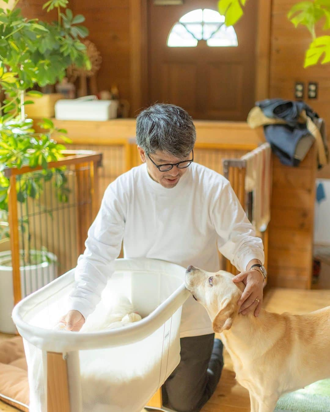 保坂さほさんのインスタグラム写真 - (保坂さほInstagram)「今日は旦那さんの50回目の誕生日🎂  相変わらずの朝から仕事や打ち合わせだったけど 夜はちょっと贅沢して大好きなお寿司屋さんへ🍣 @sushi_marufuku   出会って18年？くらい経つけど 変わらず子供と動物を愛し 「血の繋がり関係なく全ての子供と動物が可愛い」 を口癖のように、国籍、性別、年齢、生き物の種類を超えてあらゆる家庭の生き物を可愛がり続けています笑 （実は、お客様の2歳の子供を突然数週間預かったことも笑 おはようからおやすみまで1人でずっと楽しく面倒見てました）  アメカジと靴を愛し、料理が得意で、色々な友人のお家のキッチンで毎週のようにフルコース作ってみんなでワイワイするのが大好き。  そんな愛に満ち溢れた旦那さんですが、 性格は『人に期待しない人』 一見冷たいようだけど、人に期待してないから こちらから何かをしても一切見返りは求めないし、 例え恩を仇で返されても 「こんな人だと思わなかった！」と、勝手に相手に期待してガッカリしたり腹を立てたりしない。  例え悪口言われたり、なにかされても怒るどころか「えー！その人面白いねー」って一生笑ってる笑  いつも沈着冷静なので、突発的に何かトラブルがあっても全くアワアワしない。 何をすれば早く解決するか、それしか考えないからめっちゃ冷静。 本人曰く、何かトラブルとか、人にされたことで心が掻き乱されるのは損なことだから、「オレ、損したくないんだよね」とのこと笑  これだけ書くとめちゃくちゃステキな旦那さんですが笑、 もちろん欠点もあるし喧嘩もたまーにします笑  ちなみに私は普通の人間なので、何かあればめっちゃ落ち込むし、人並みにはアワアワします笑 そんな私達を、これからもよろしくお願いいたします(^^)♡」11月16日 21時07分 - saho_hosaka