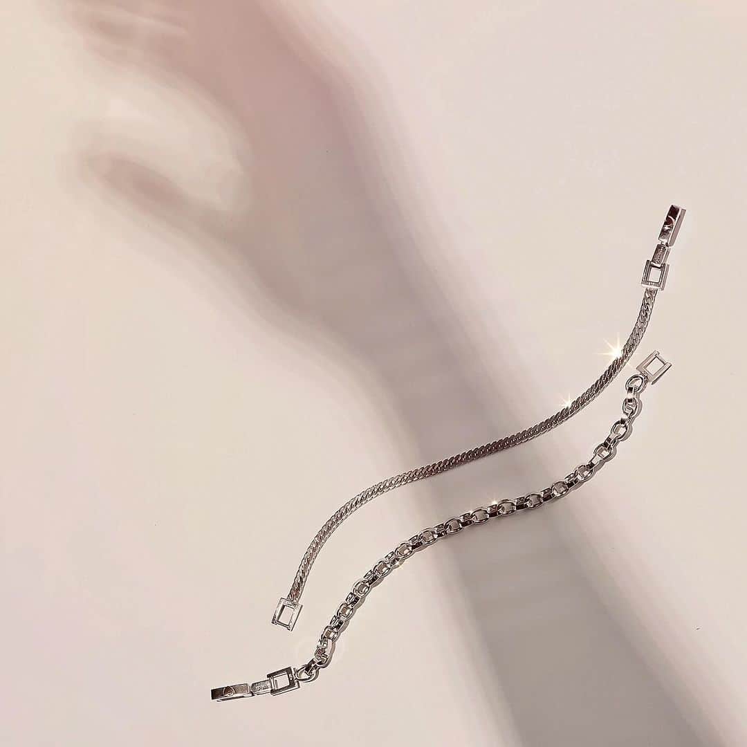 Enasolunaさんのインスタグラム写真 - (EnasolunaInstagram)「New Arrivals “Heart chain bracelet” 2023.11.18 sat 20:00発売  何気ない仕草もスタイリッシュに魅せてくれる 重厚感のある2つのシルバーブレスレットが登場。  留め具部分にさりげなくあしらったハートモチーフが 心ををくすぐるポイントに♡  1本でも重ねづけでも主役級の存在感を放ち デイリーユースに大活躍してくれるアイテムです。  11/18(土)20:00よりオンラインストアにて発売！  #enasoluna #エナソルーナ #silverbracelet #chainbracelet #シルバーブレスレット」11月16日 21時07分 - enasoluna_official