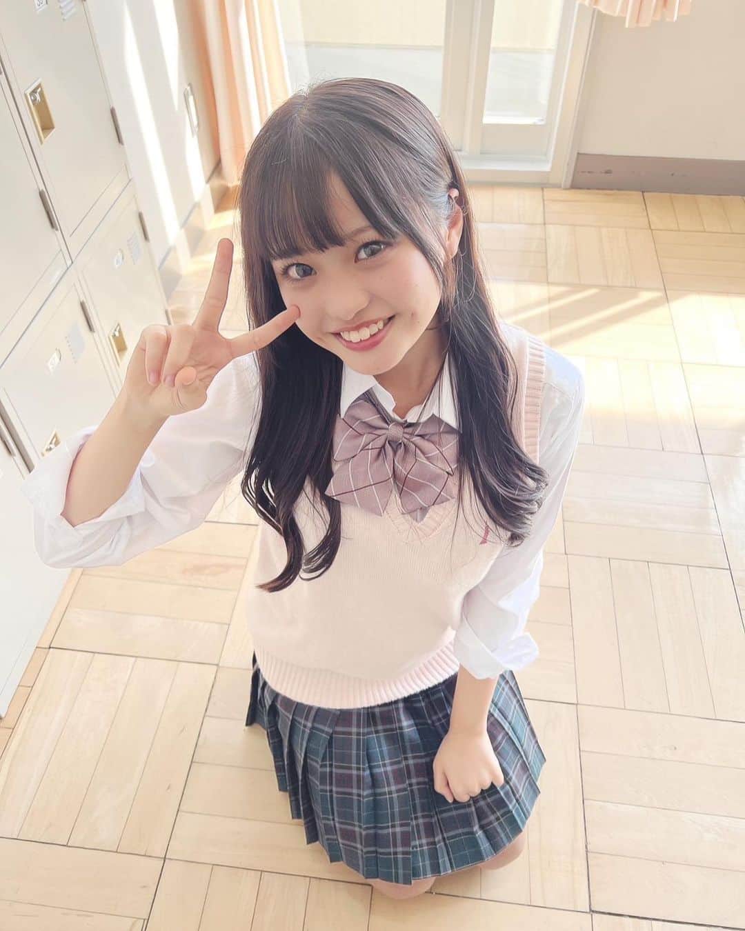杉井美咲のインスタグラム：「明日は「1年1組の春」のオンライン舞台挨拶です！東京行って頑張ってくるねー！✨🩷 ・ ・ #jk #sjk #jk2 #jkブランド #jkの素敵な思い出 #07 #杉井美咲 #女子高生ミスコン #高一ミスコン」