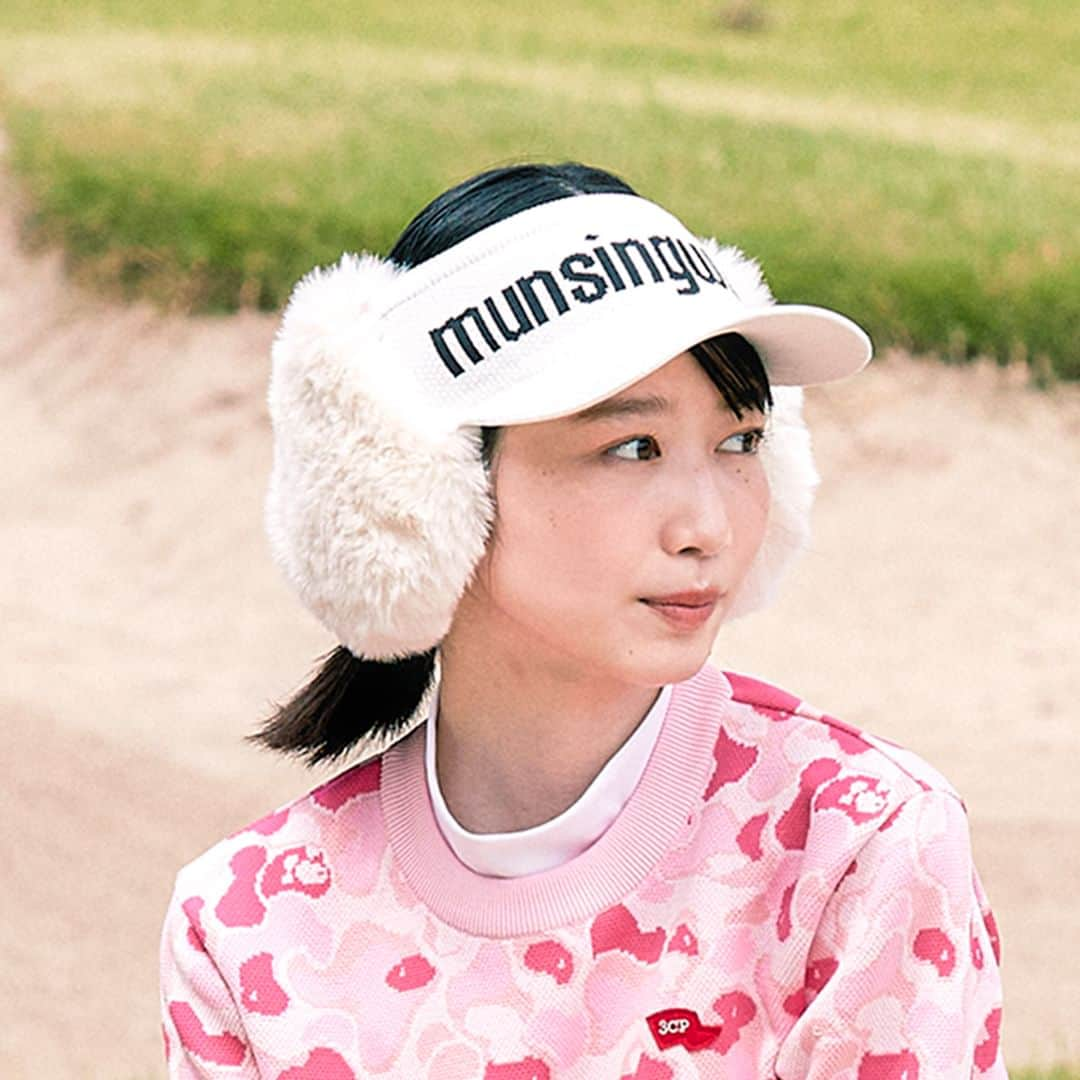 Munsingwearのインスタグラム：「. 岡本夏美×マンシングウェア  冬のラウンドに華を添える耳当てつきニットバイザー。 ニットマフ（耳当て）を取り外して、シンプルなニットバイザーとしても使える2WAY仕様となっています。 コントラストの効いたロゴが映える、幅広いスタイルにマッチするアイテムです。  『耳当て付き　ニットバイザー』  ================================== 岡本夏美さんが纏う、Munsingwear。  @okamoto_natsumi  #munsingwear #マンシングウェア #岡本夏美  #バイザー #ニットバイザー #耳当て #耳当てつきバイザー #ゴルフ #golf #ゴルフウェア #レディースゴルフウェア #ゴルフ女子 #女子ゴルフ #ニット #セーター #セットアップ #カモフラ #ゴルフウェアコーデ #ゴルフウェアブランド #ゴルフファッション #ゴルフコーデ」