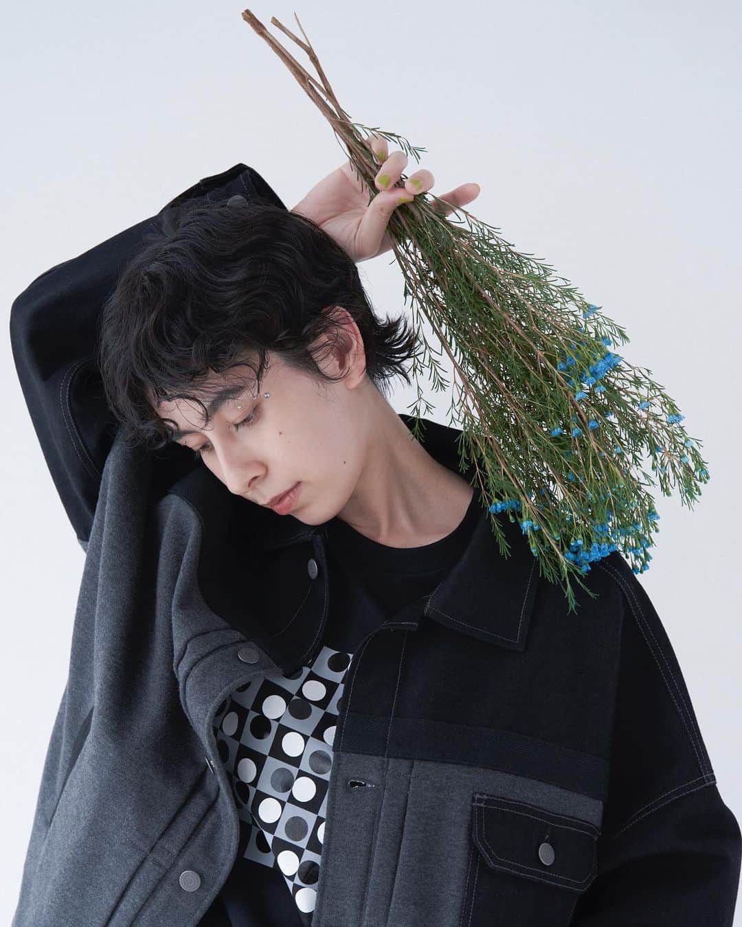 のインスタグラム：「… AUTUMN-WINTER 2023  長く着用してもしなやかでしっかりとした、トラディショナルな印象の中肉デニムと、パイル状に編むことで空気を含み、適度な保温性と高い吸湿性に優れたジャージィ素材をドッキングさせた、渋谷パルコ店限定デニムジャケット。明日よりCABANE de ZUCCa渋谷パルコ店、パルコオンラインストアにて発売スタートいたします。  パルコオンラインストア／https://online.parco.jp/shop/g/gP025831-00339 _ (L)SHIBUYA LIMITED COMBINED DENIM ZU33FC955  ※こちらの商品は CABANE de ZUCCa 渋谷パルコ店、パルコオンラインストアのみでの販売となります。 _ @zucca_staff #newarrivals #autumn #winter #2023 #aw23#collection #fashion #tokyo#japan#ootd #zucca #zuccatokyo #ズッカ#ズッカトウキョウ #anetonlinestore」