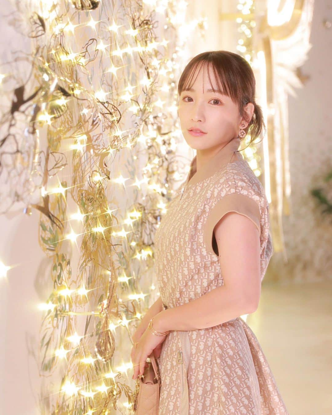 川栄李奈のインスタグラム：「Diorホリデーポップアップ バタフライモチーフがとにかく可愛いかった🦋 とっても素敵な空間でした♡  表参道交差点にて 11月18日から12月25日まで開催されますので、ぜひ🫶🏻  #DiorCruise  #ディオールホリデーポップアップ  #ディオールファインジュエリー #SupportedByDior」