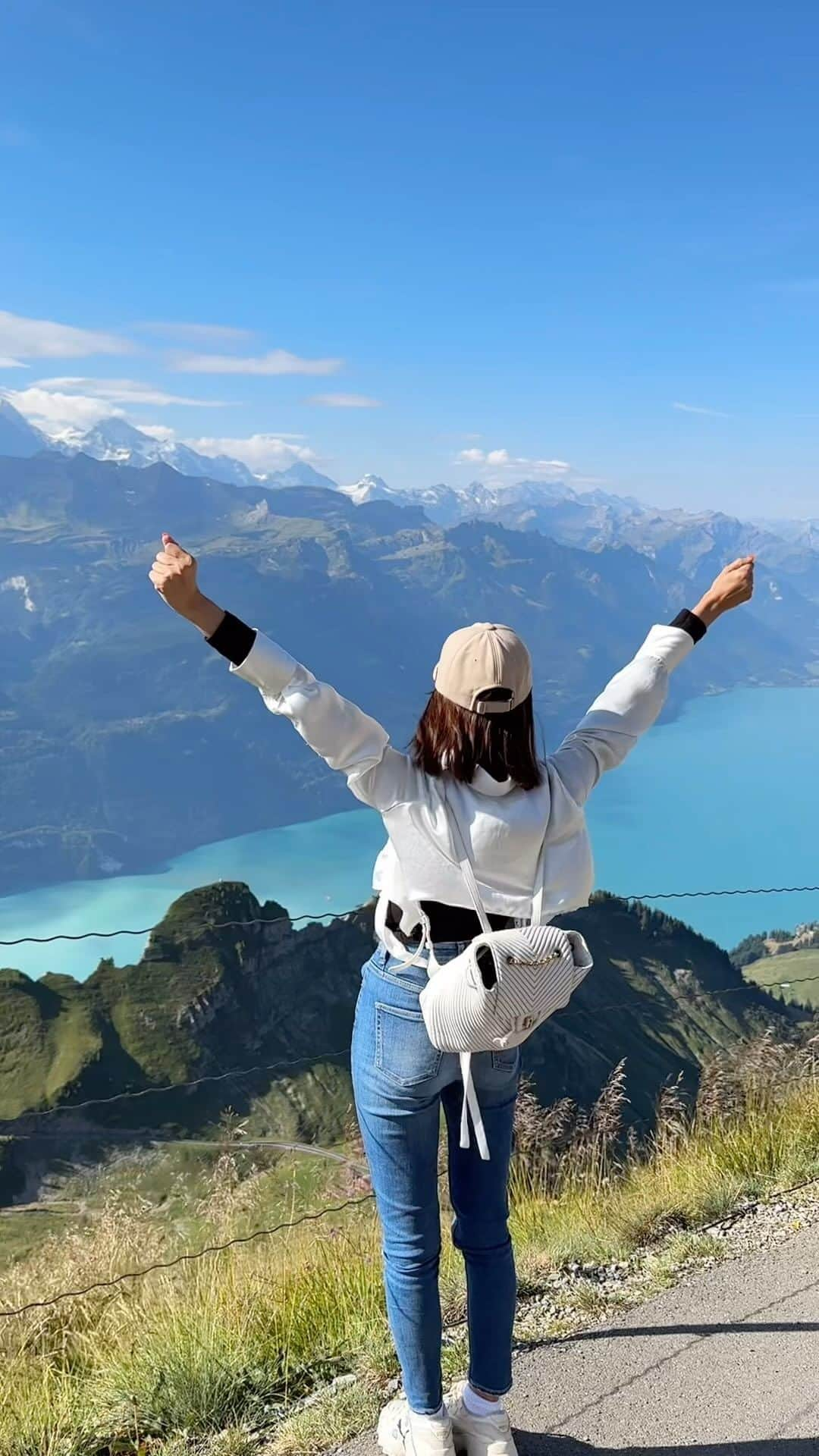 泉玲菜のインスタグラム：「. . 人生で一番感動した場所はスイスです🥹🇨🇭 . . #switzerland  #ブリエンツ」