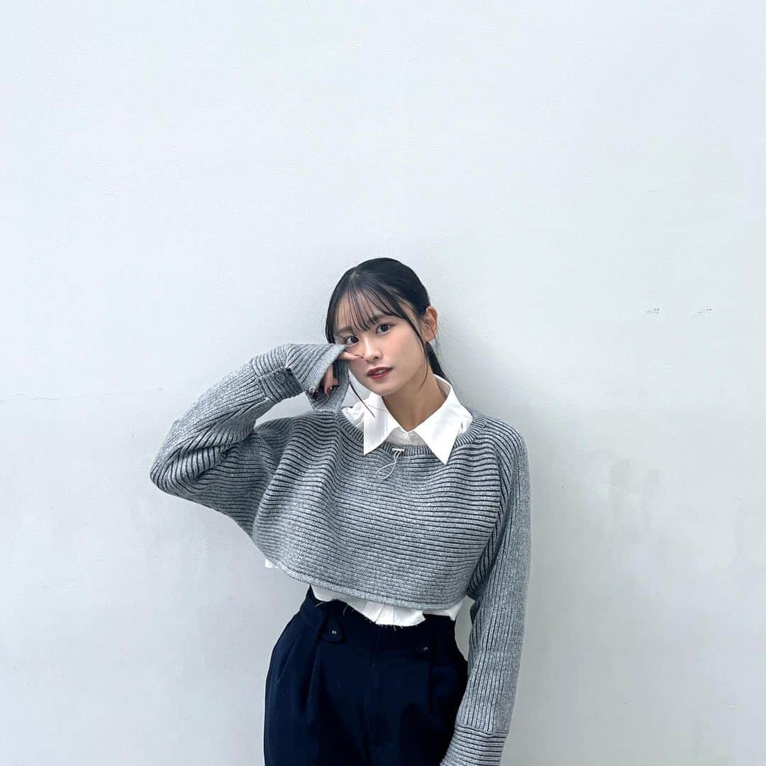 もかのインスタグラム：「短丈トップスって大人っぽくなるからいいよね☺️  このお洋服ずっと着たくて寒くなるの待ってたんだけど 今日は思っていたより寒くて アウター欲しい！！ってなりました笑  あともう少しで9万人！ 頑張るぞー！！」