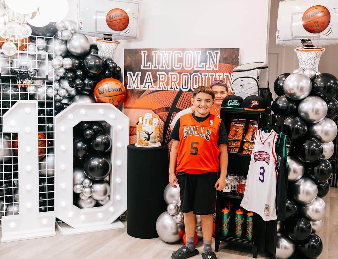 カイリン・ローリーのインスタグラム：「there’s something about this one 🥲 he makes me so proud. 10?!? where does the time go? #10 HAPPY BIRTHDAY TO MY BABY! 💙🏀 #lincolnmarroquin #lincmarroquin #kaillowry #kailandthechaos #basketball」